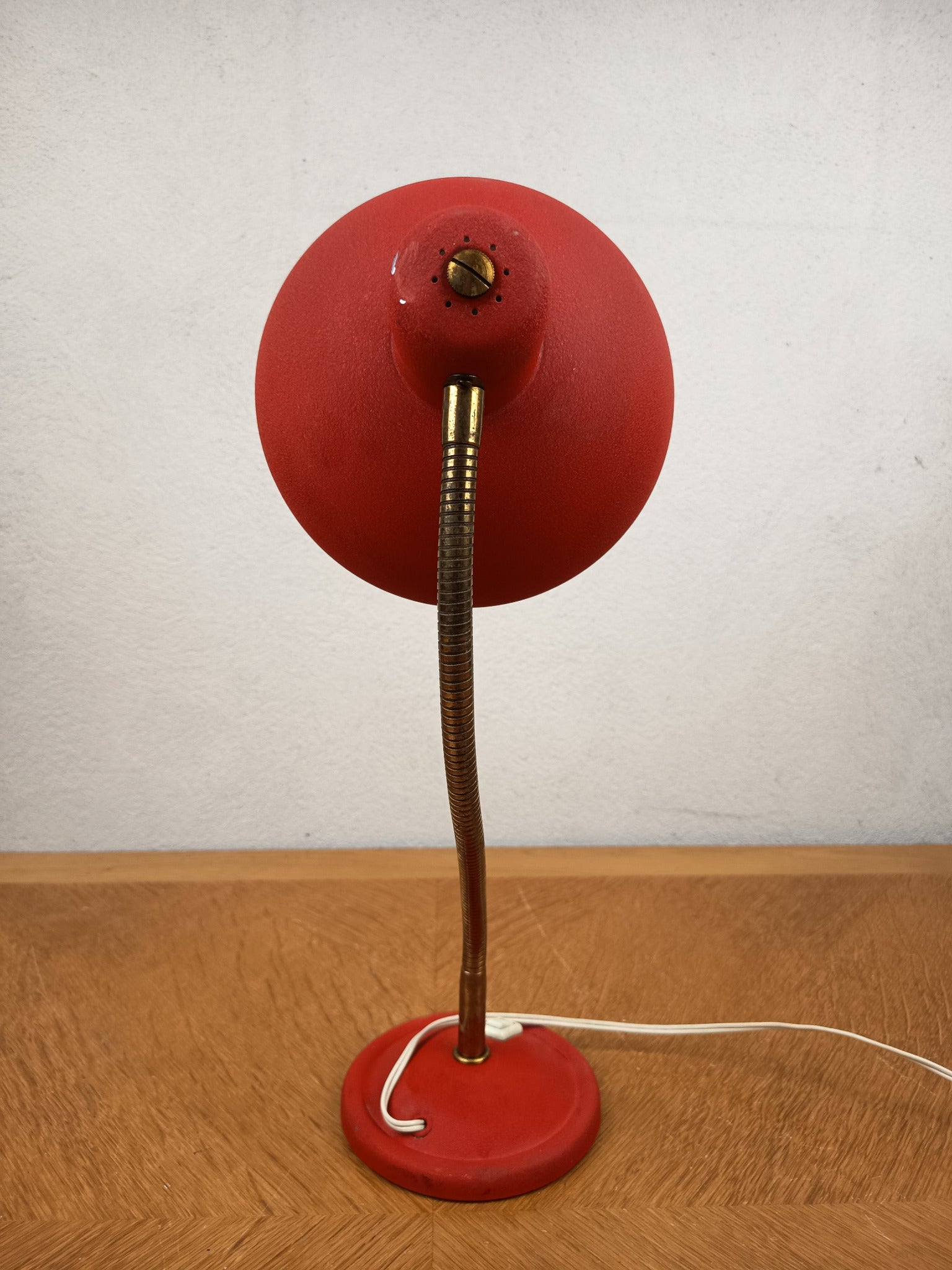 Lampe de bureau vintage Aluminor rouge – Années 60 – Métal effet granité et laiton doré
