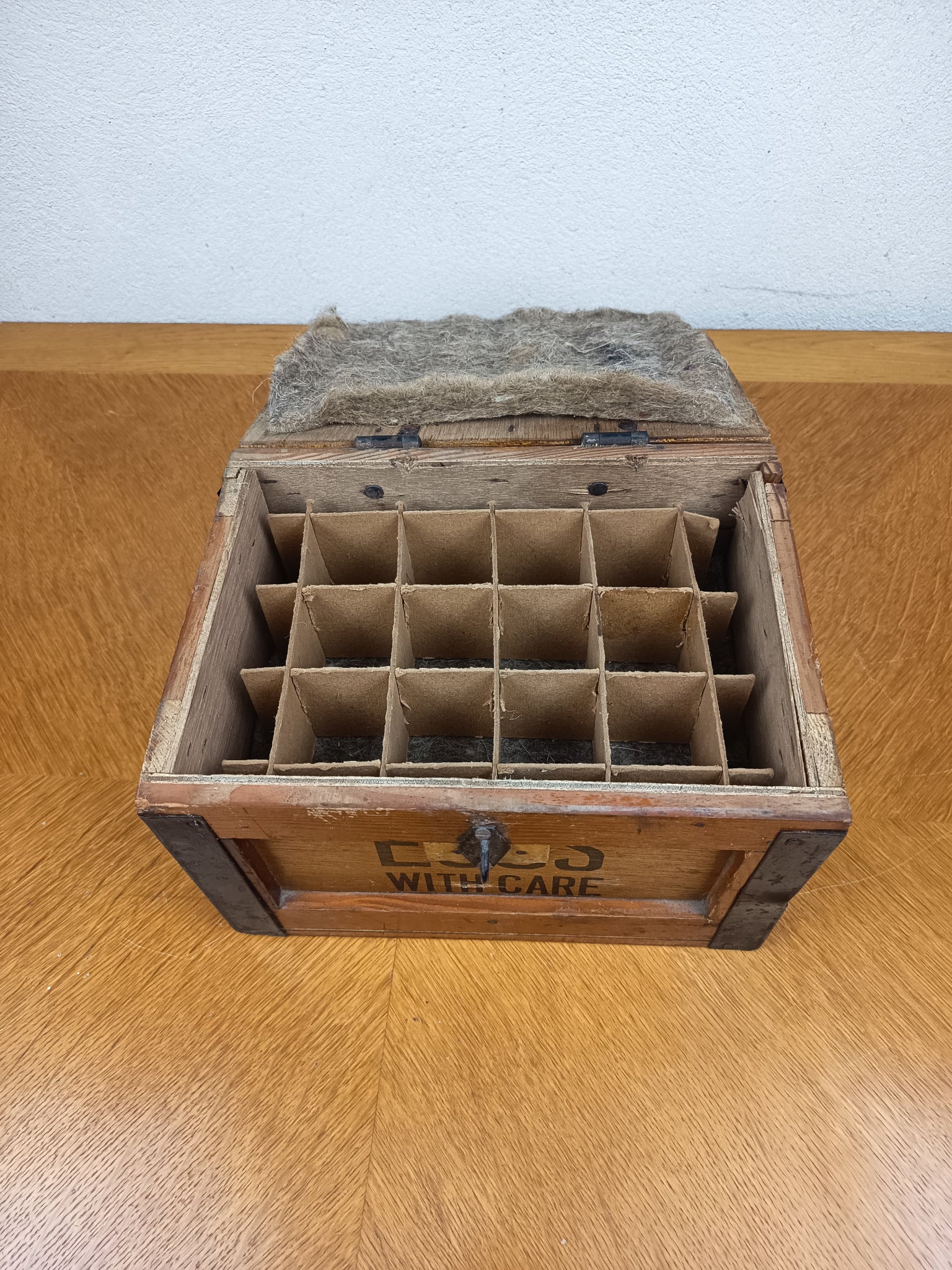 Boîte à œufs ancienne en bois – Années 1930 – 2 douzaines