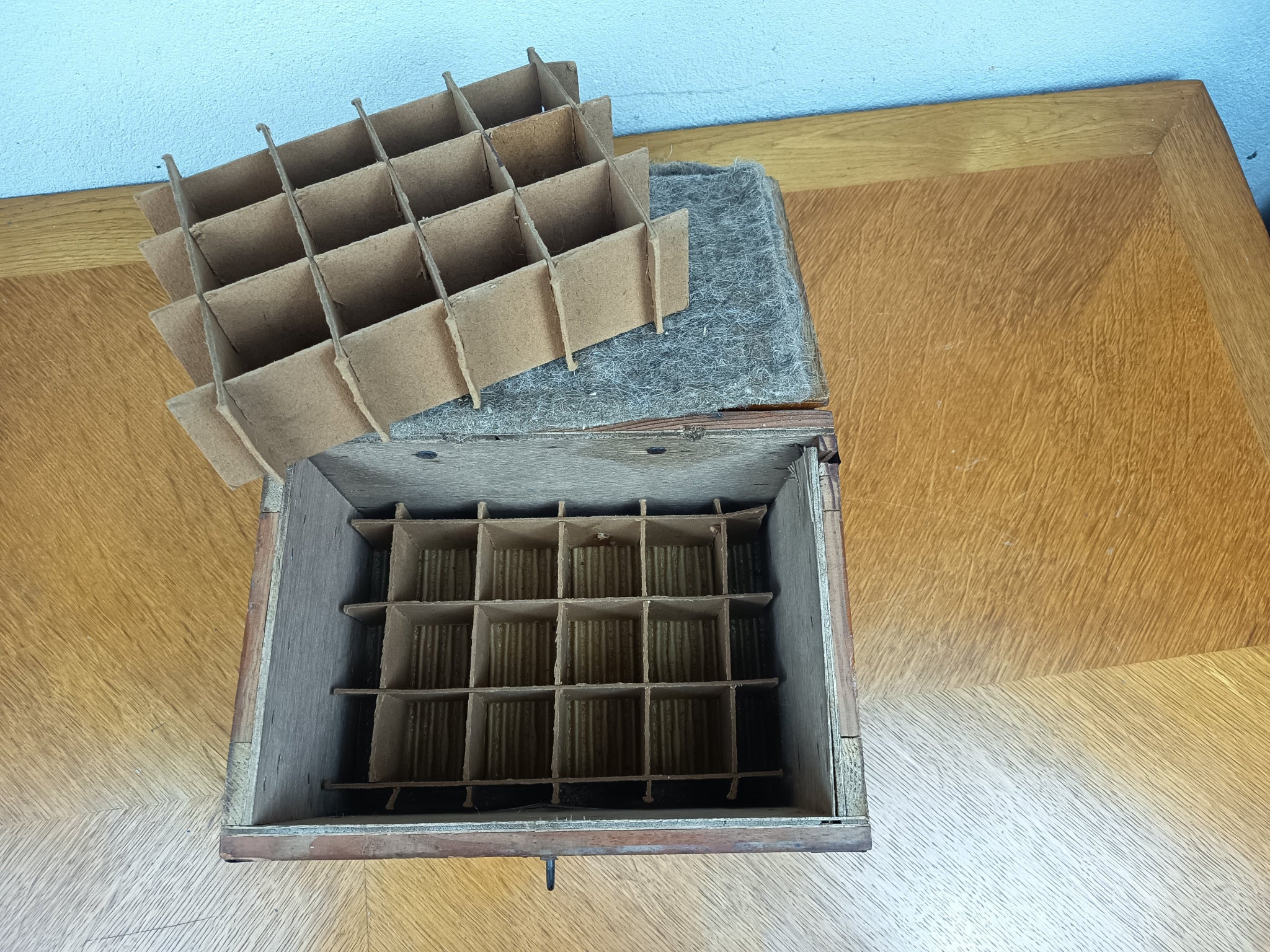 Boîte à œufs ancienne en bois – Années 1930 – 2 douzaines