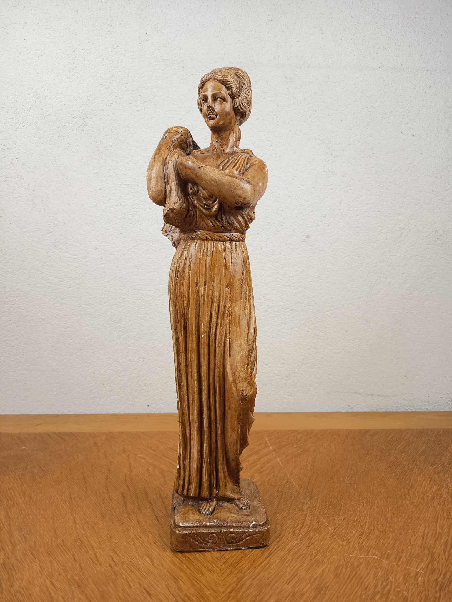 Grande statue antique en plâtre vernis imitation bois – Femme drapée style antique