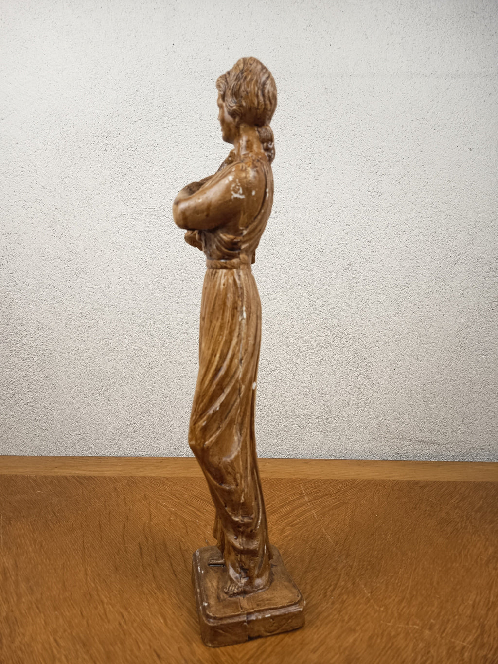 Grande statue antique en plâtre vernis imitation bois – Femme drapée style antique