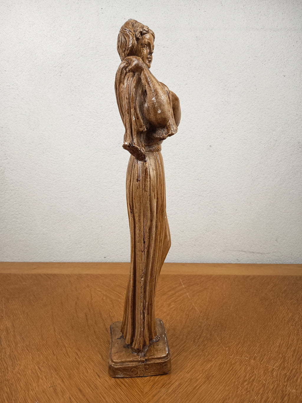 Grande statue antique en plâtre vernis imitation bois – Femme drapée style antique