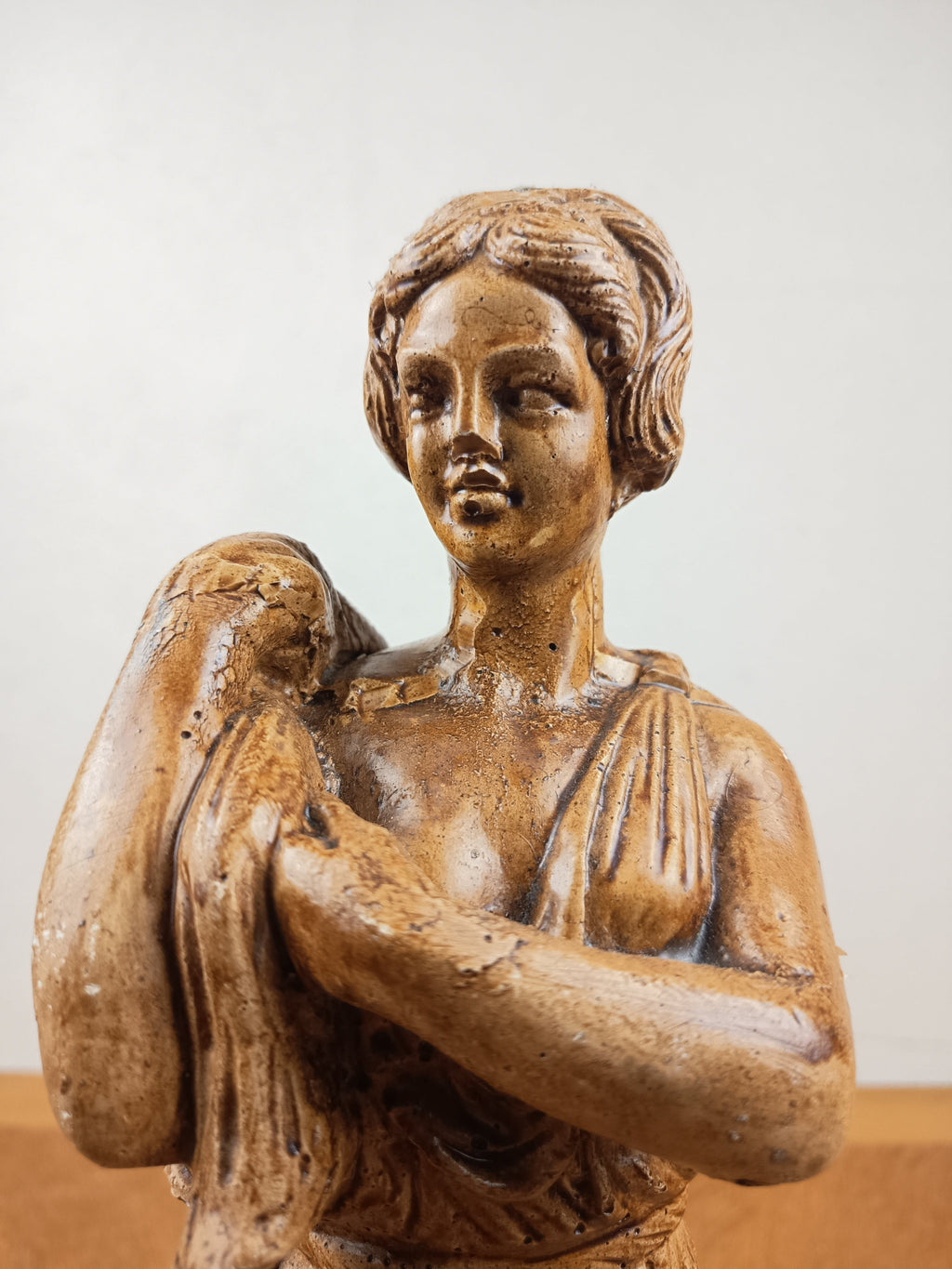Grande statue antique en plâtre vernis imitation bois – Femme drapée style antique
