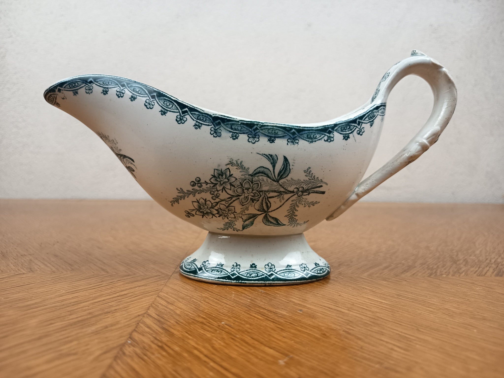 Saucierère ancienne en terre de fer au décor floral bleu