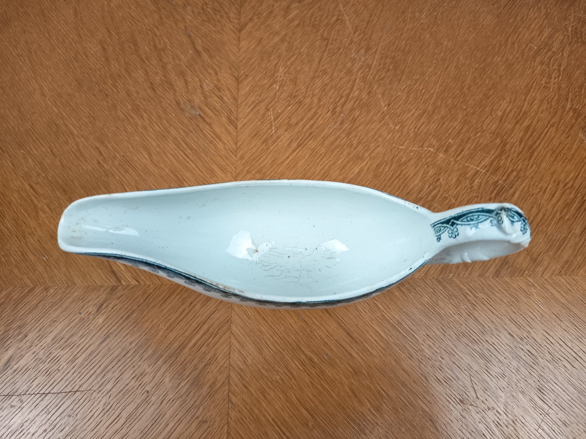 Saucierère ancienne en terre de fer au décor floral bleu