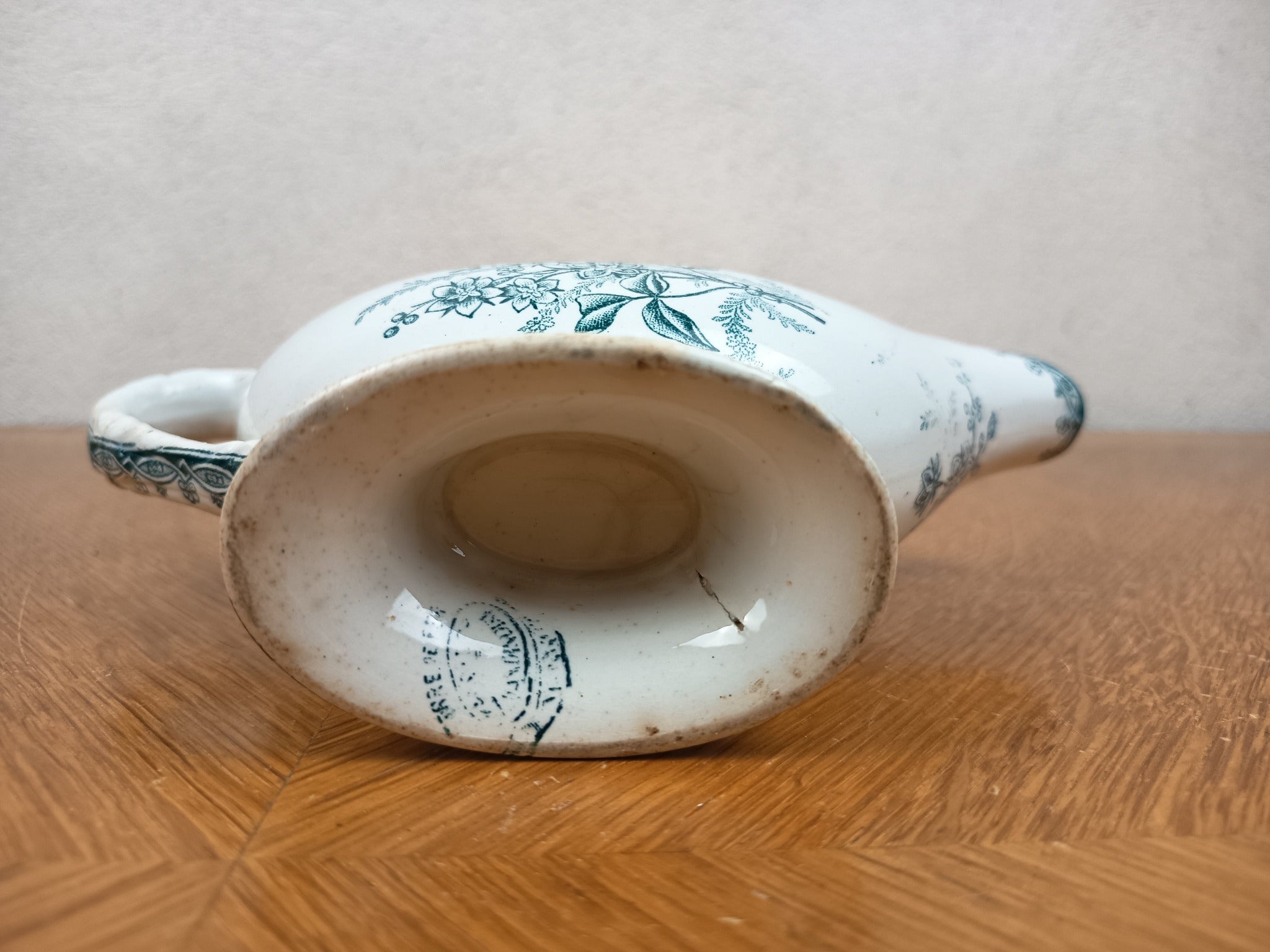 Saucierère ancienne en terre de fer au décor floral bleu