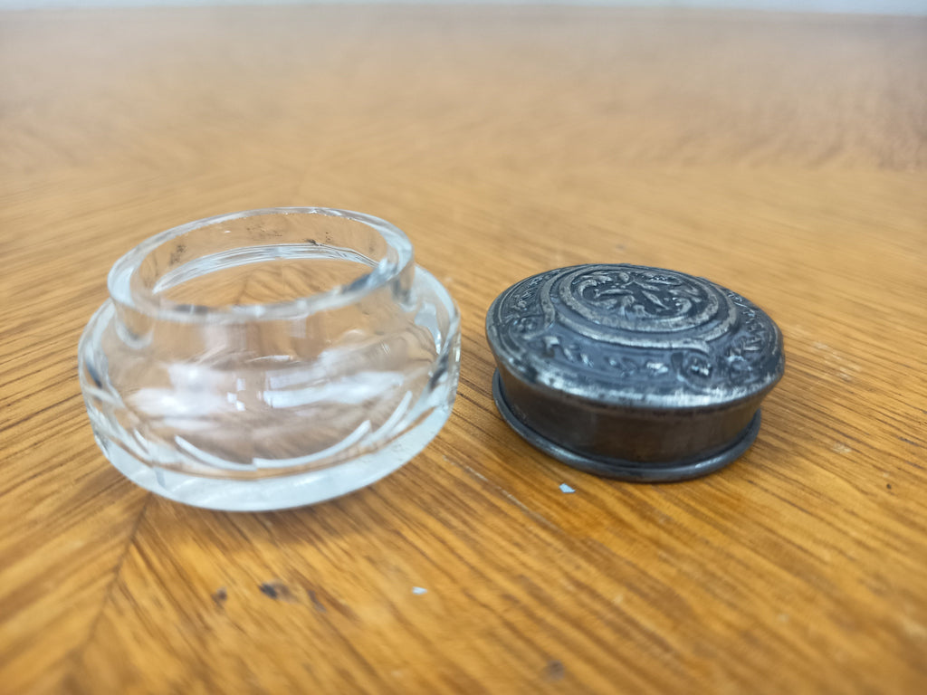 Petite boîte à fard ou onguent en cristal et argent