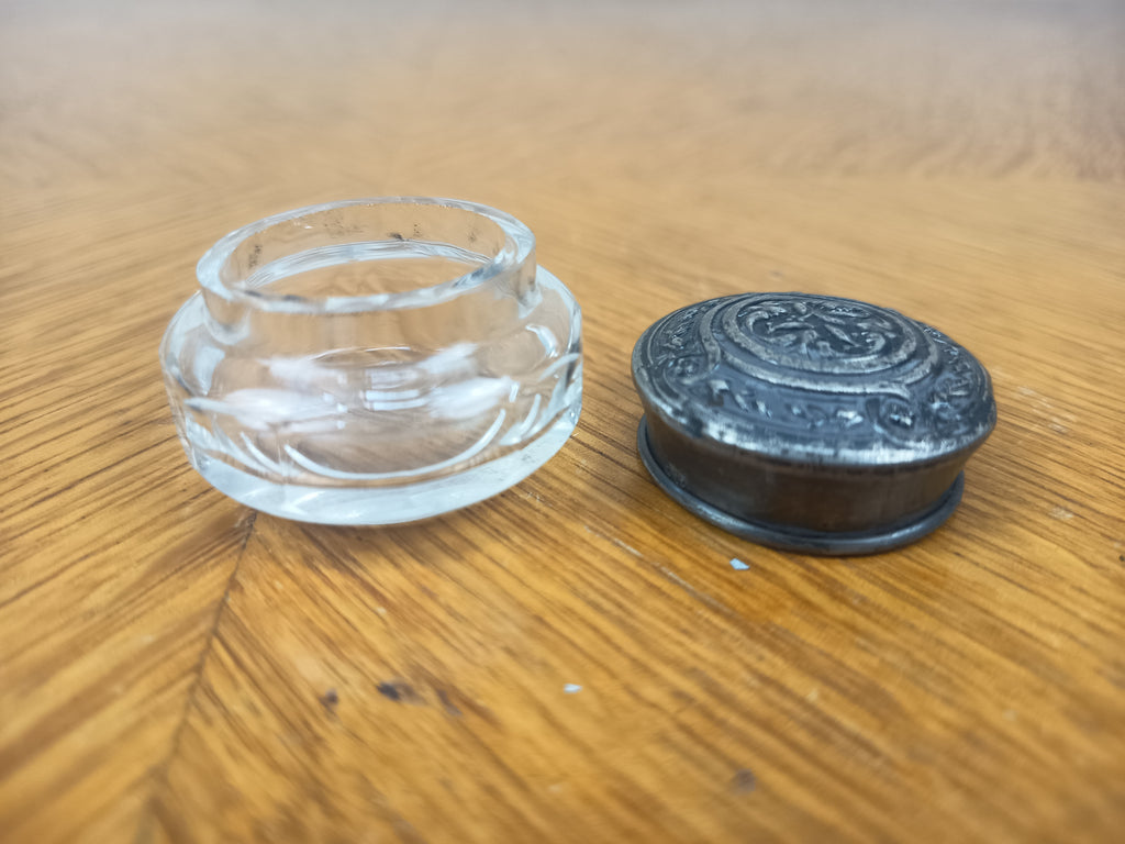 Petite boîte à fard ou onguent en cristal et argent