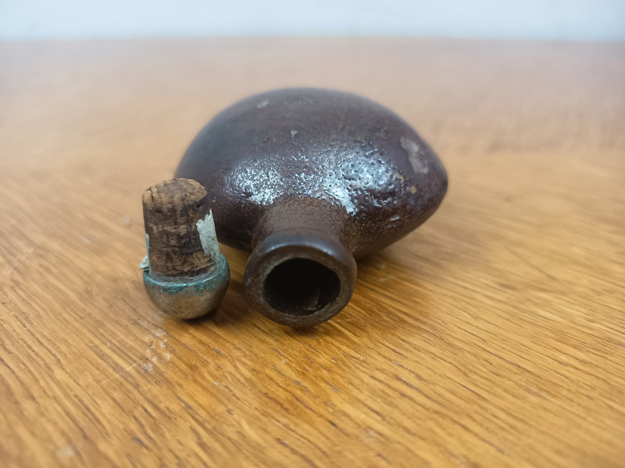 Ancienne secouette / pot à tabac en grès avec bouchon