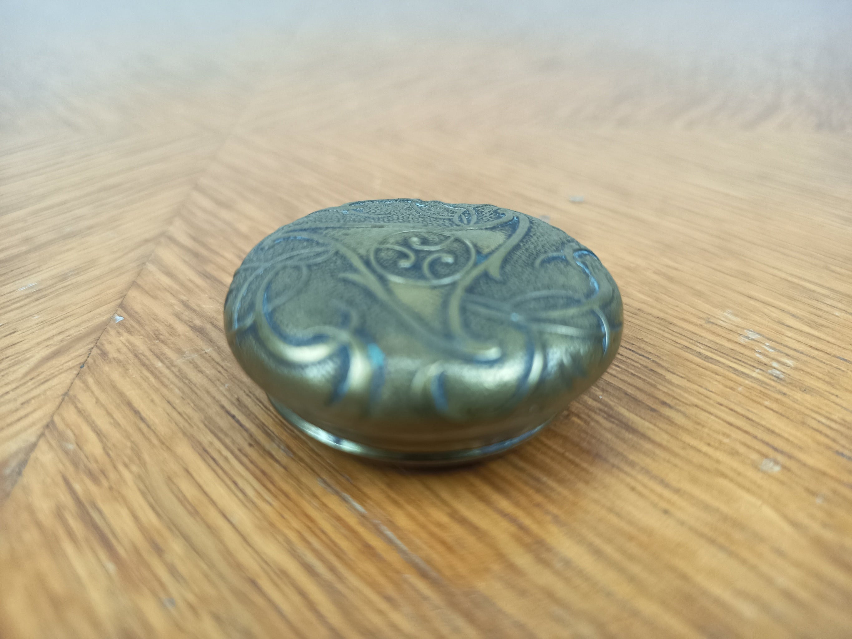Petite boîte ancienne en cuivre repoussé avec miroir