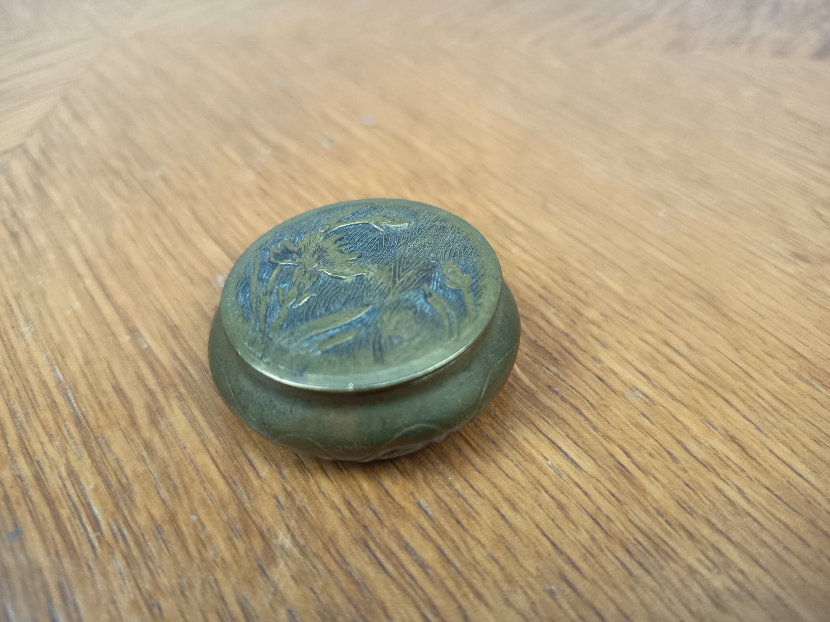 Petite boîte ancienne en cuivre repoussé avec miroir