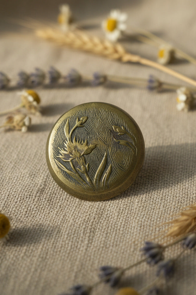 Petite boîte ancienne en cuivre repoussé avec miroir