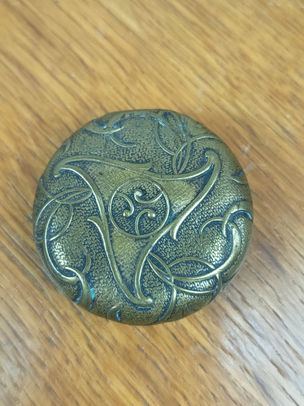Petite boîte ancienne en cuivre repoussé avec miroir