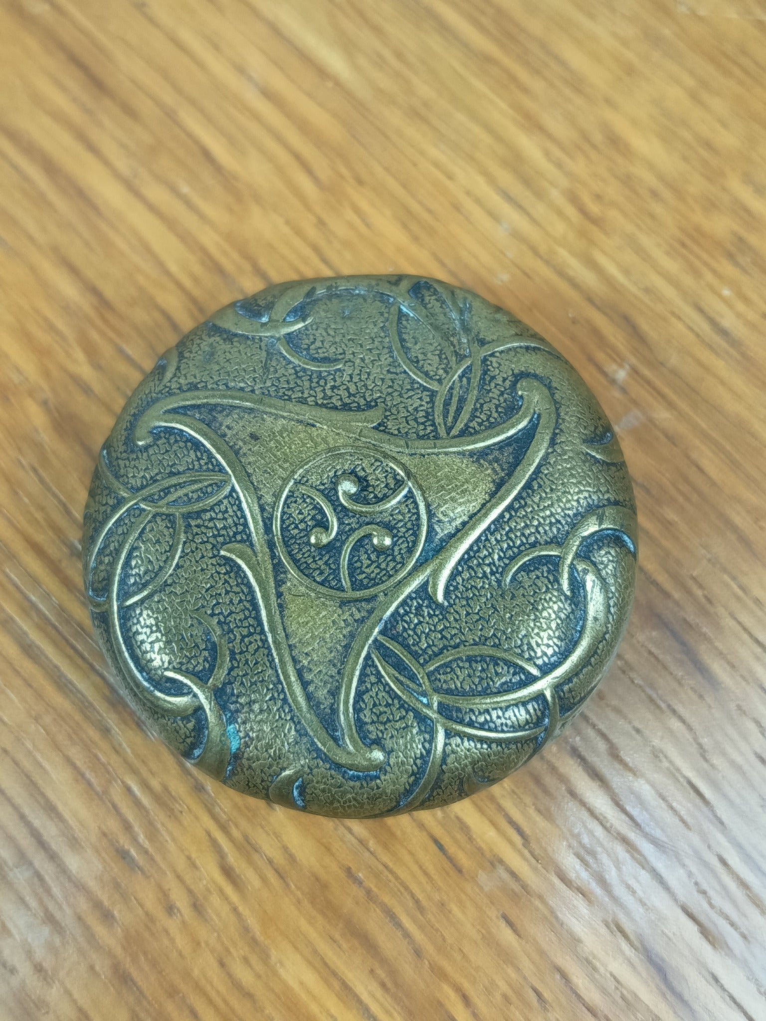 Petite boîte ancienne en cuivre repoussé avec miroir