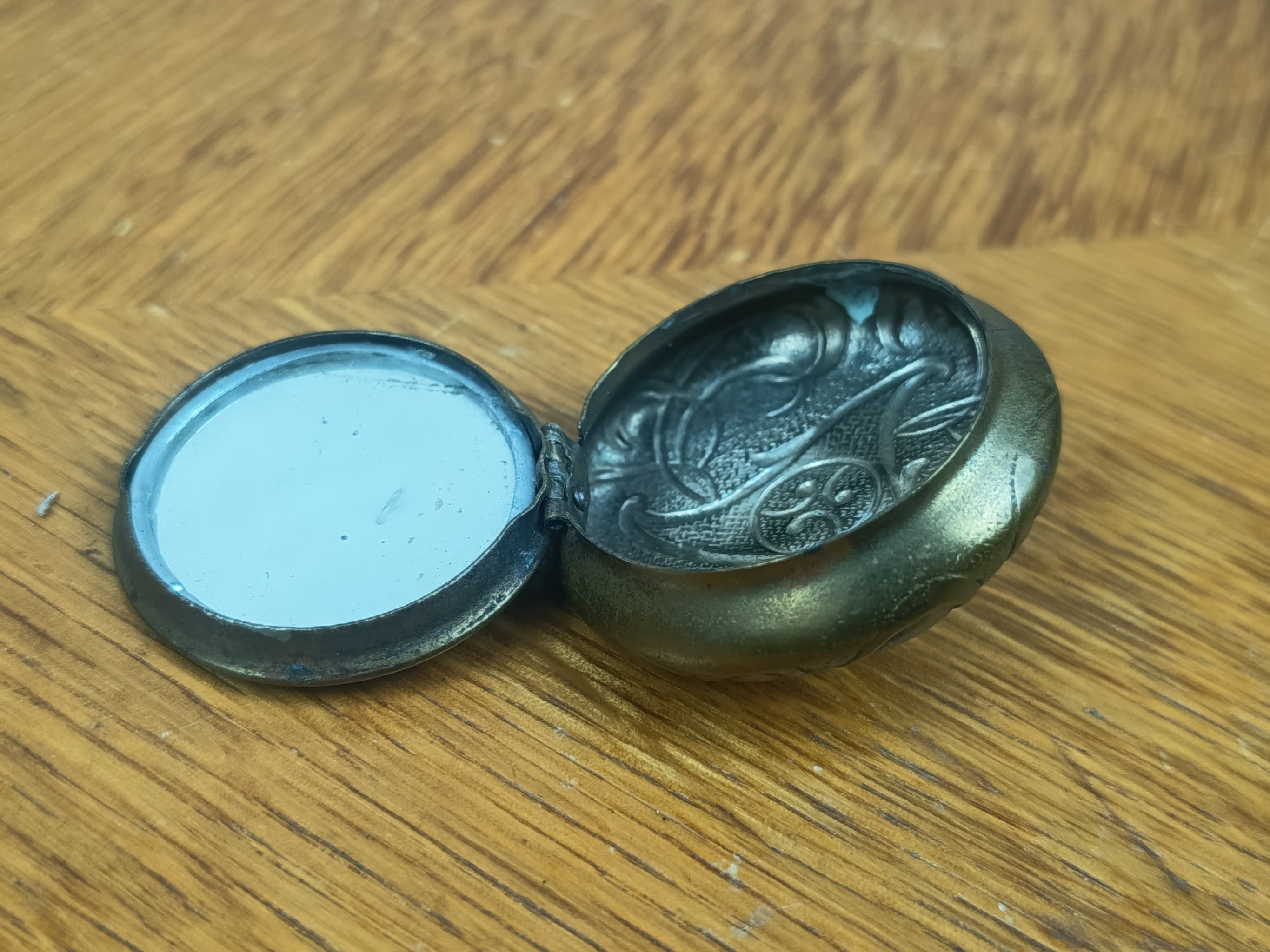 Petite boîte ancienne en cuivre repoussé avec miroir
