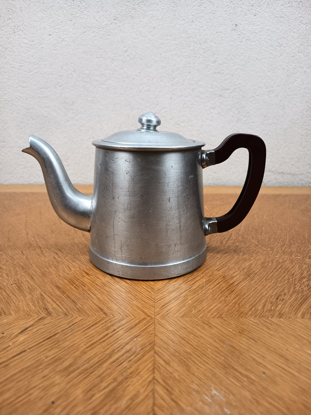 Théière ancienne en métal blanc avec poignée en bakélite – 12 cm