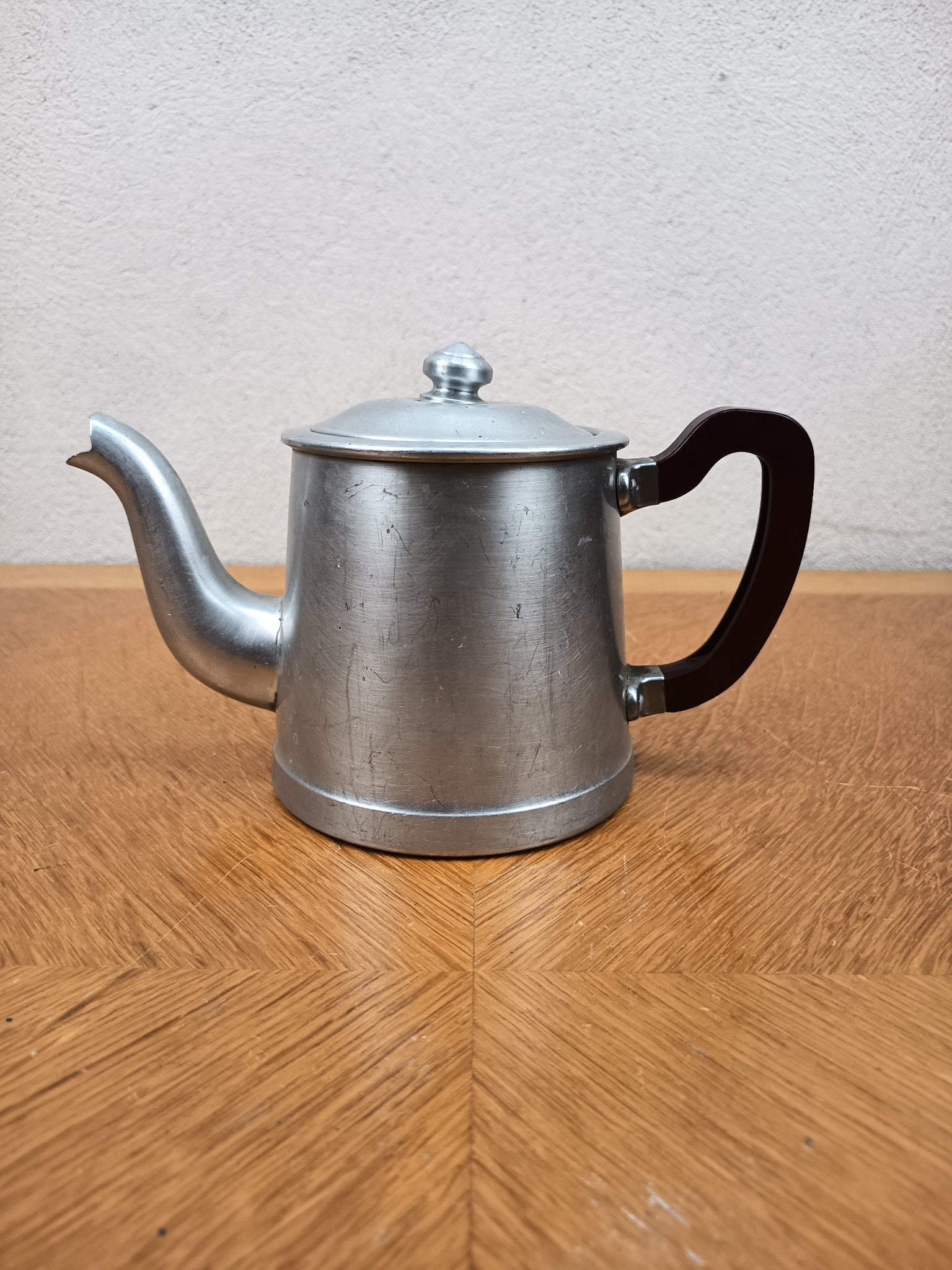 Théière ancienne en métal blanc avec poignée en bakélite – 12 cm