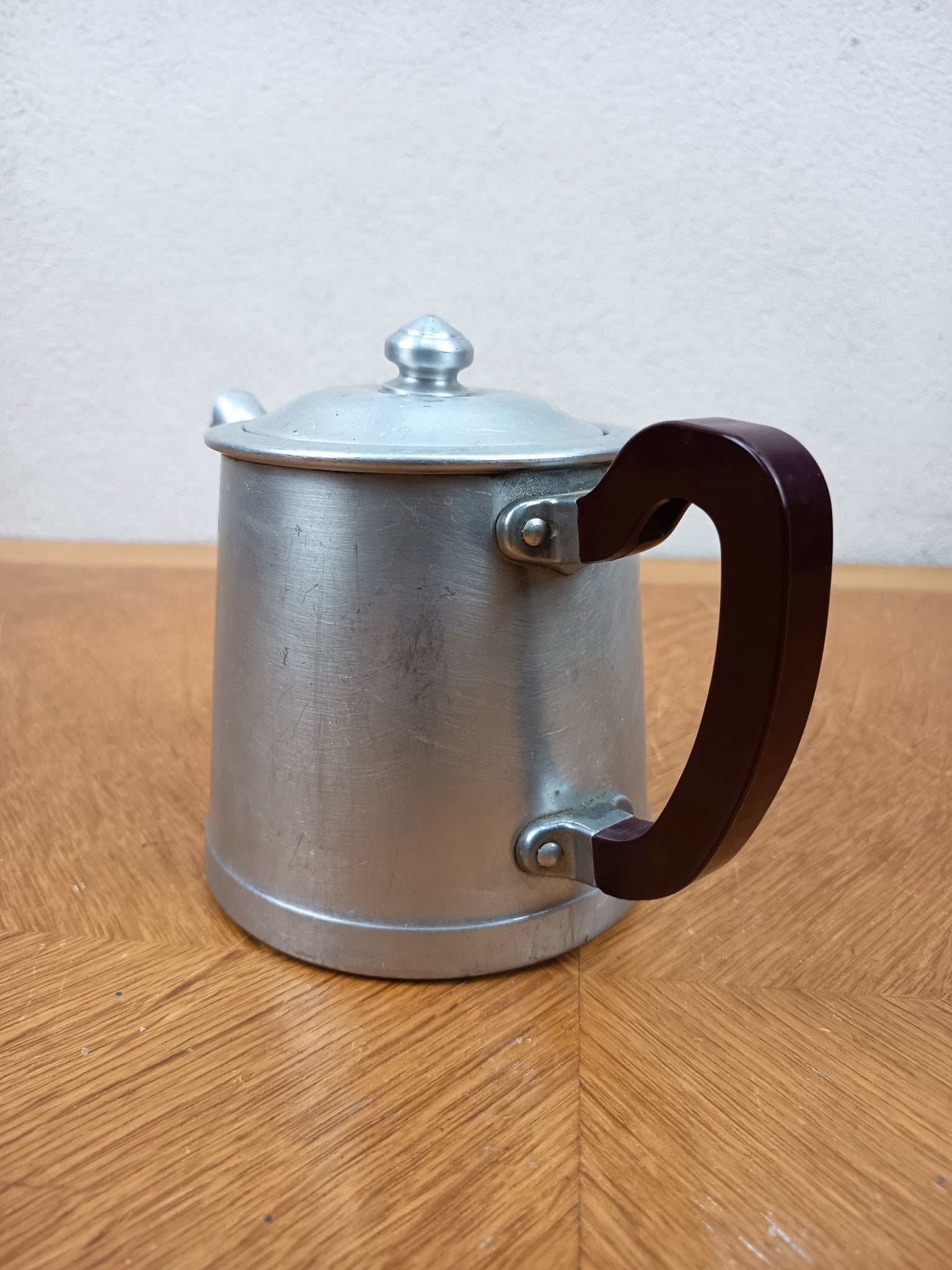 Théière ancienne en métal blanc avec poignée en bakélite – 12 cm