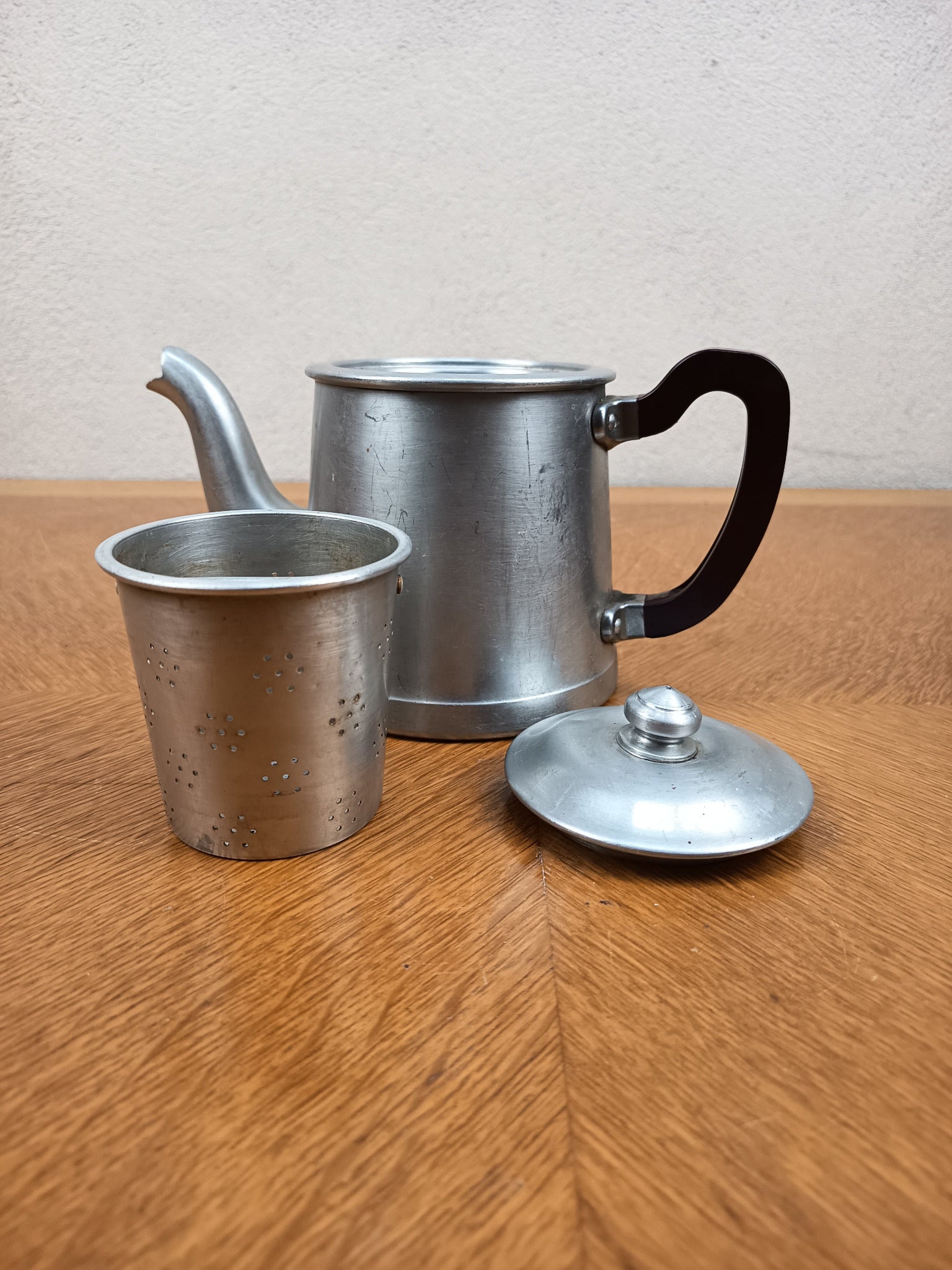 Théière ancienne en métal blanc avec poignée en bakélite – 12 cm