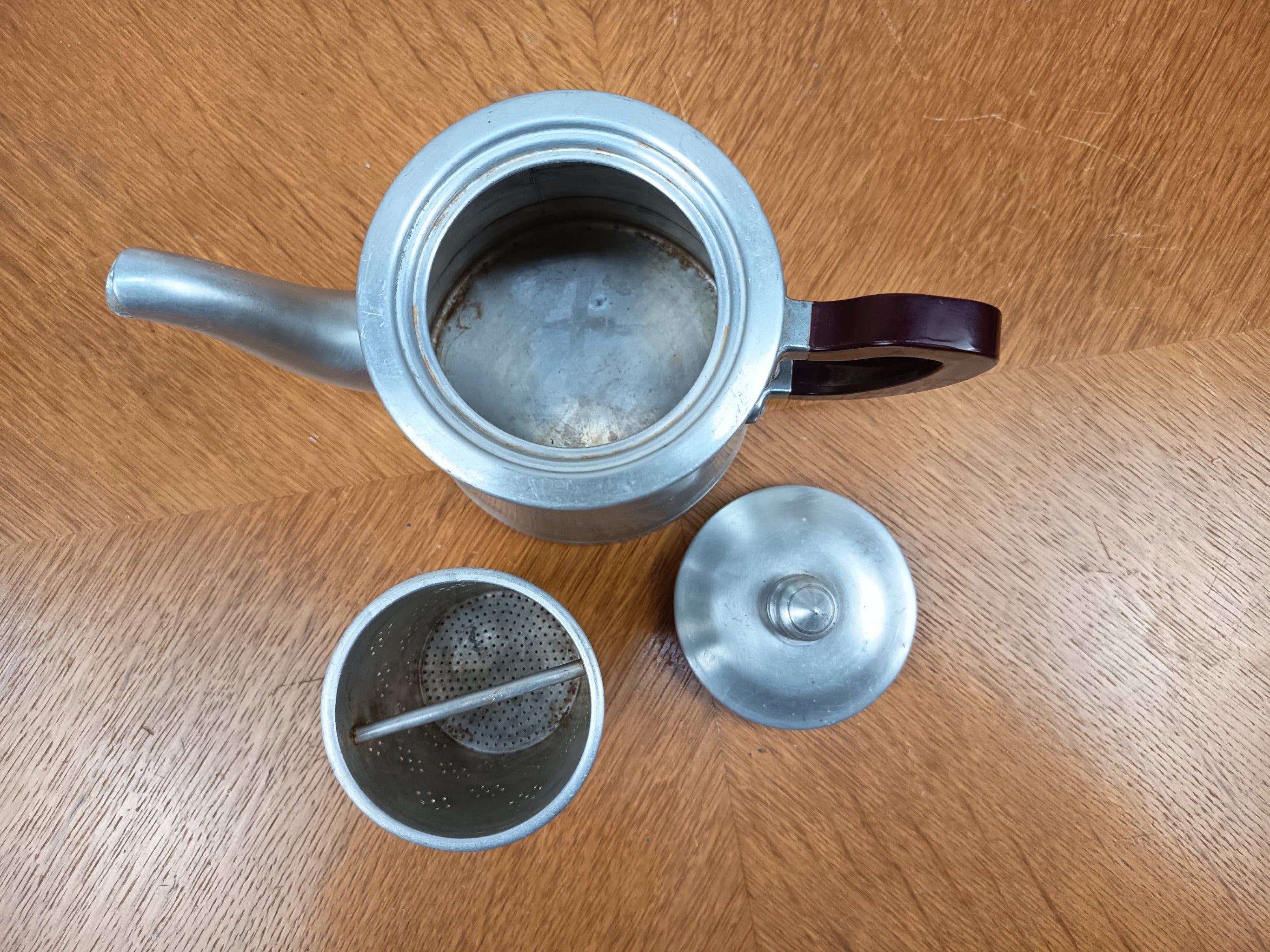 Théière ancienne en métal blanc avec poignée en bakélite – 12 cm