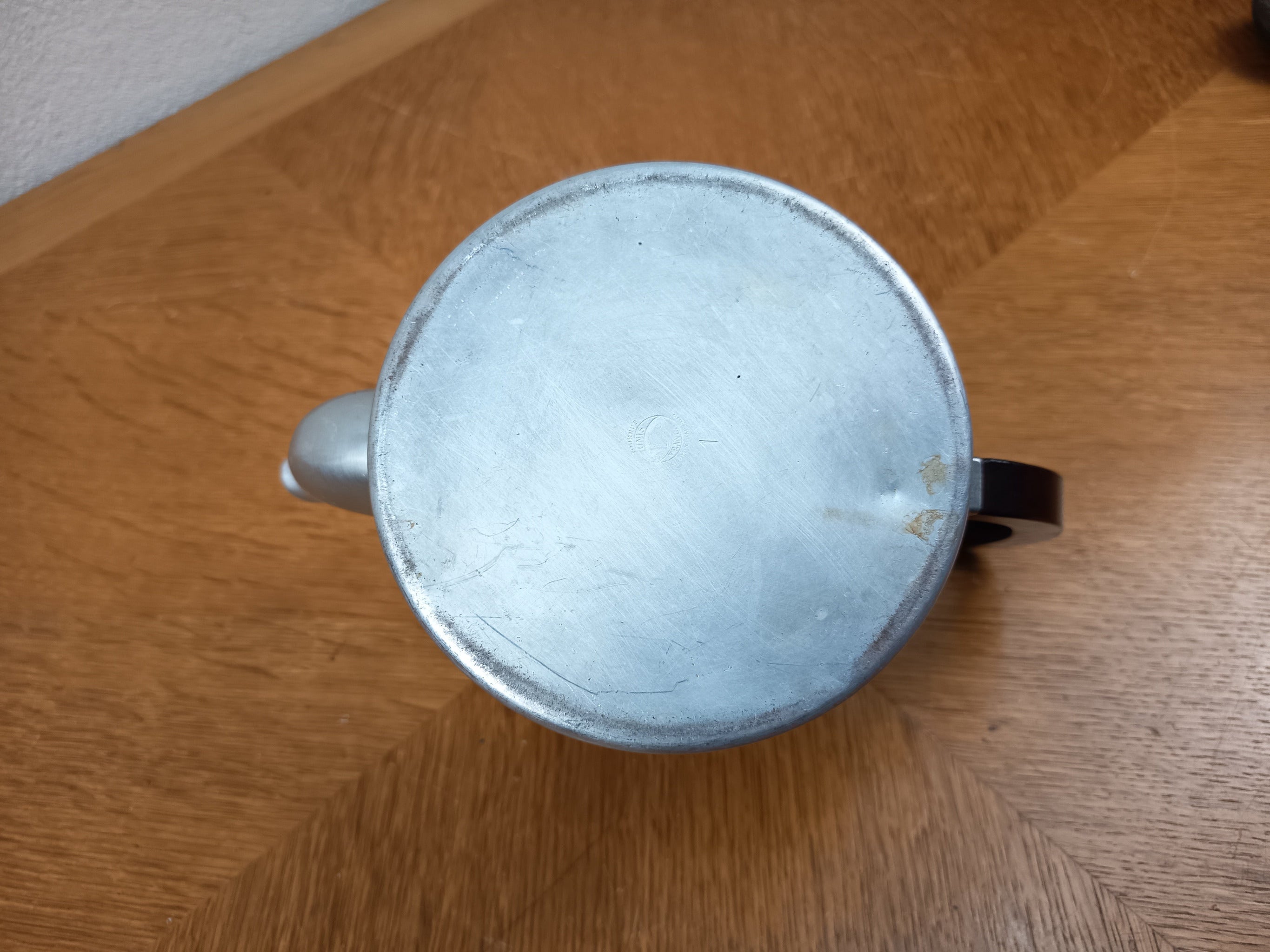 Théière ancienne en métal blanc avec poignée en bakélite – 12 cm
