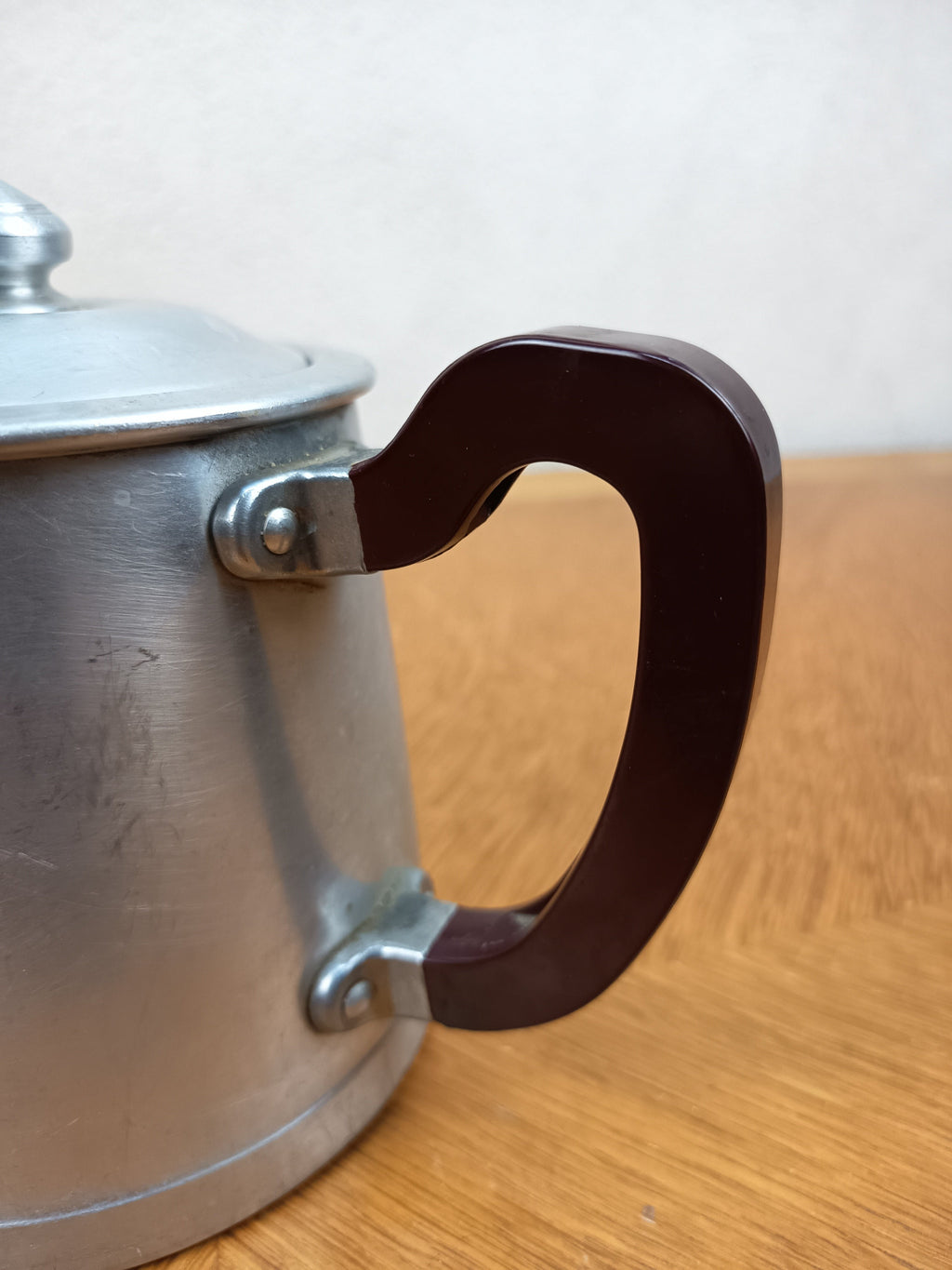 Théière ancienne en métal blanc avec poignée en bakélite – 12 cm