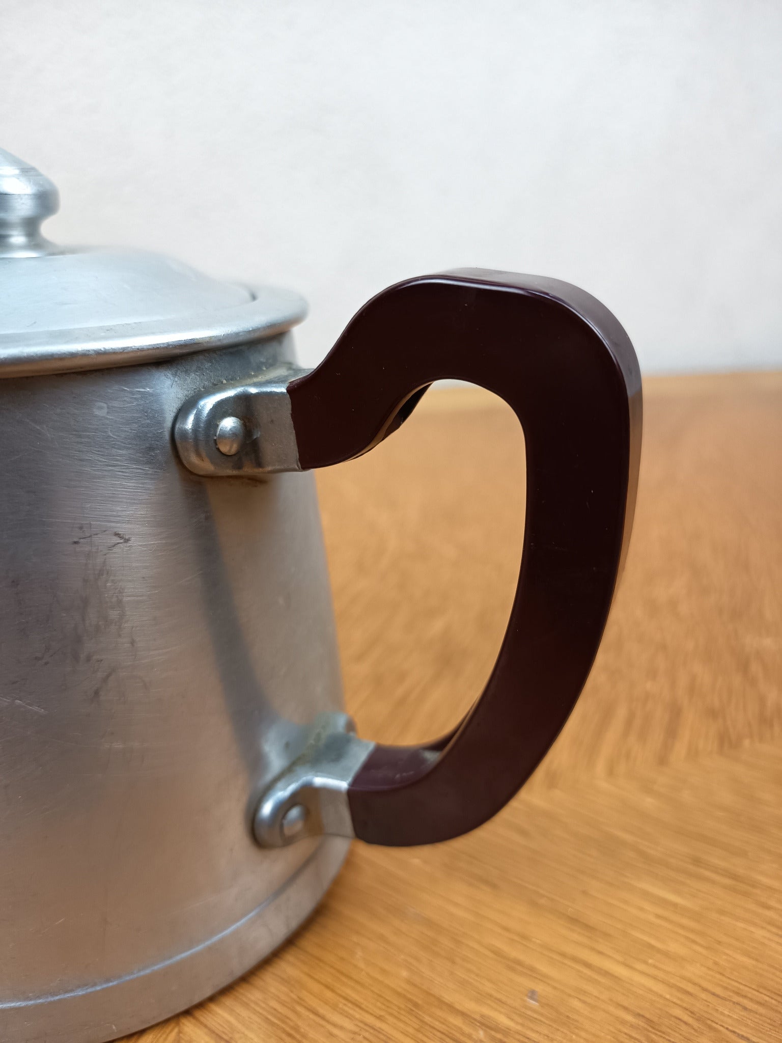 Théière ancienne en métal blanc avec poignée en bakélite – 12 cm