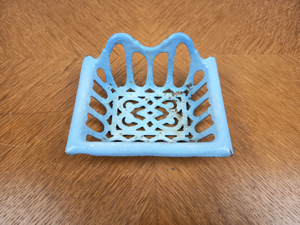 Porte-savonnette ancien en fonte émaillée bleue – 12 cm