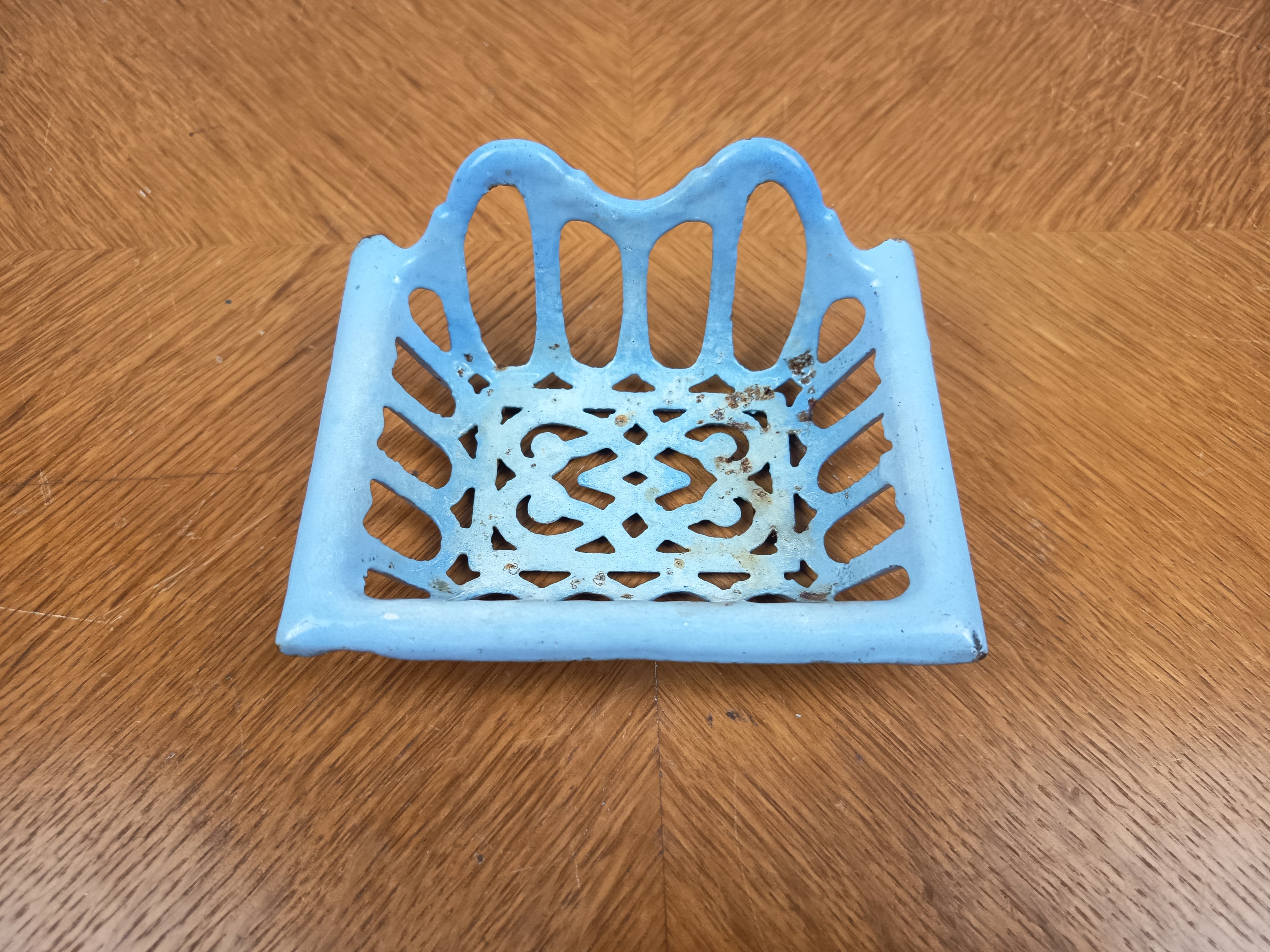 Porte-savonnette ancien en fonte émaillée bleue – 12 cm