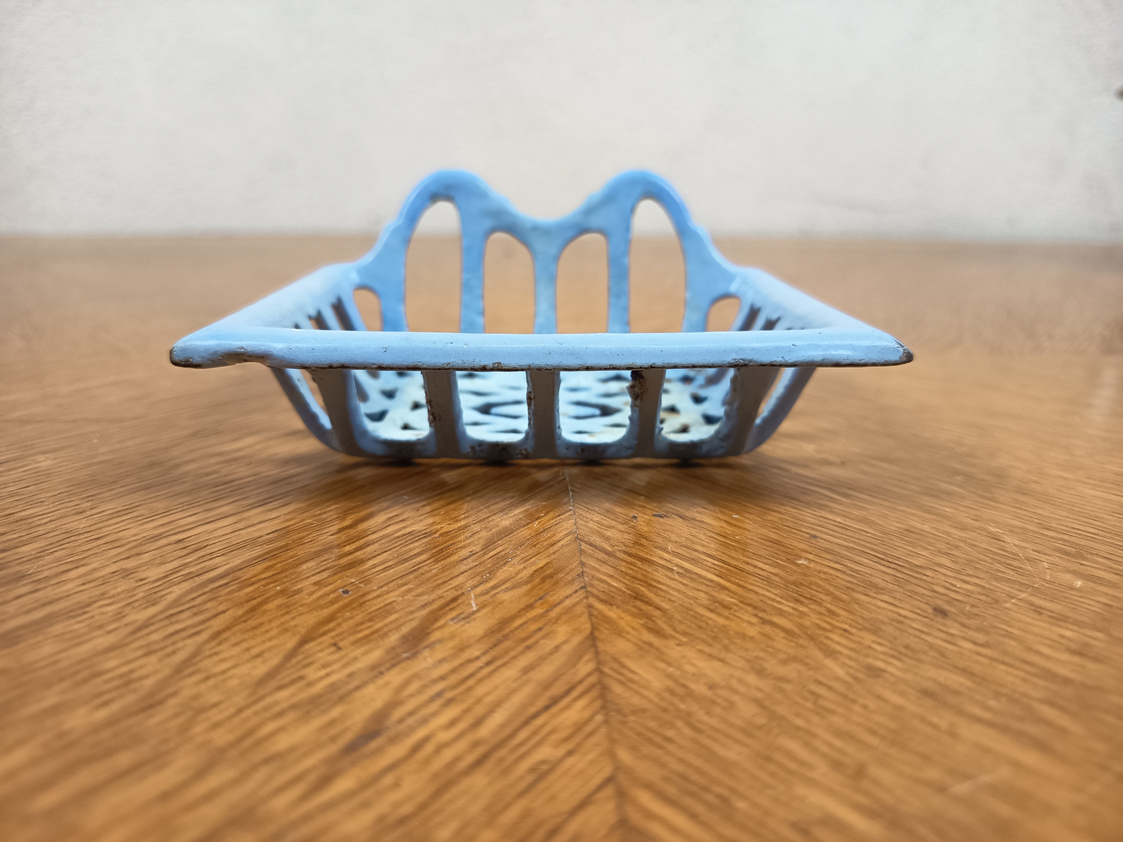 Porte-savonnette ancien en fonte émaillée bleue – 12 cm