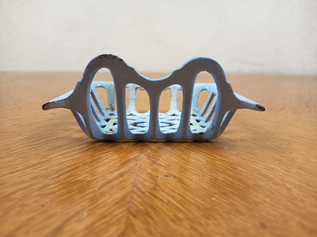 Porte-savonnette ancien en fonte émaillée bleue – 12 cm