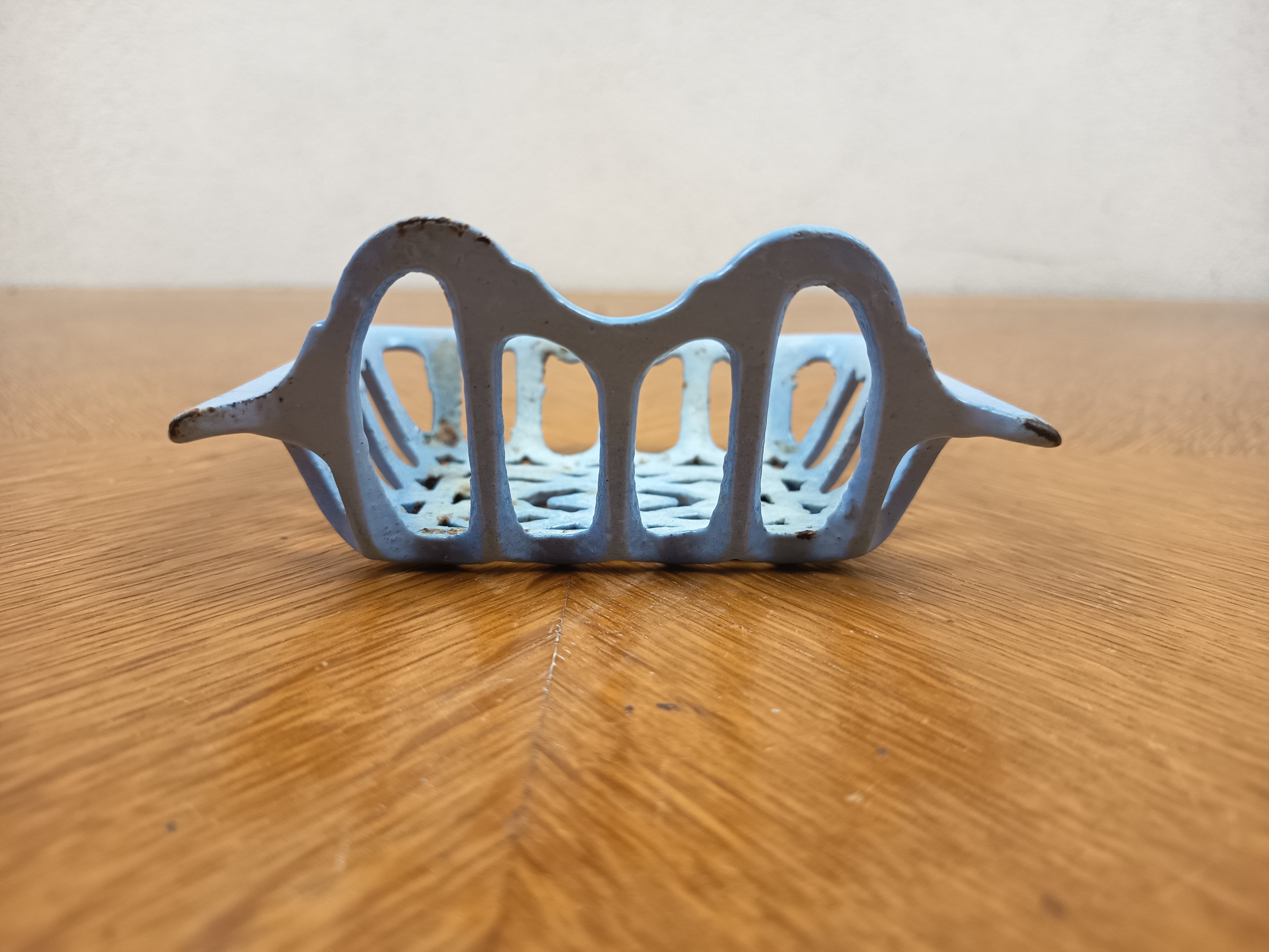 Porte-savonnette ancien en fonte émaillée bleue – 12 cm