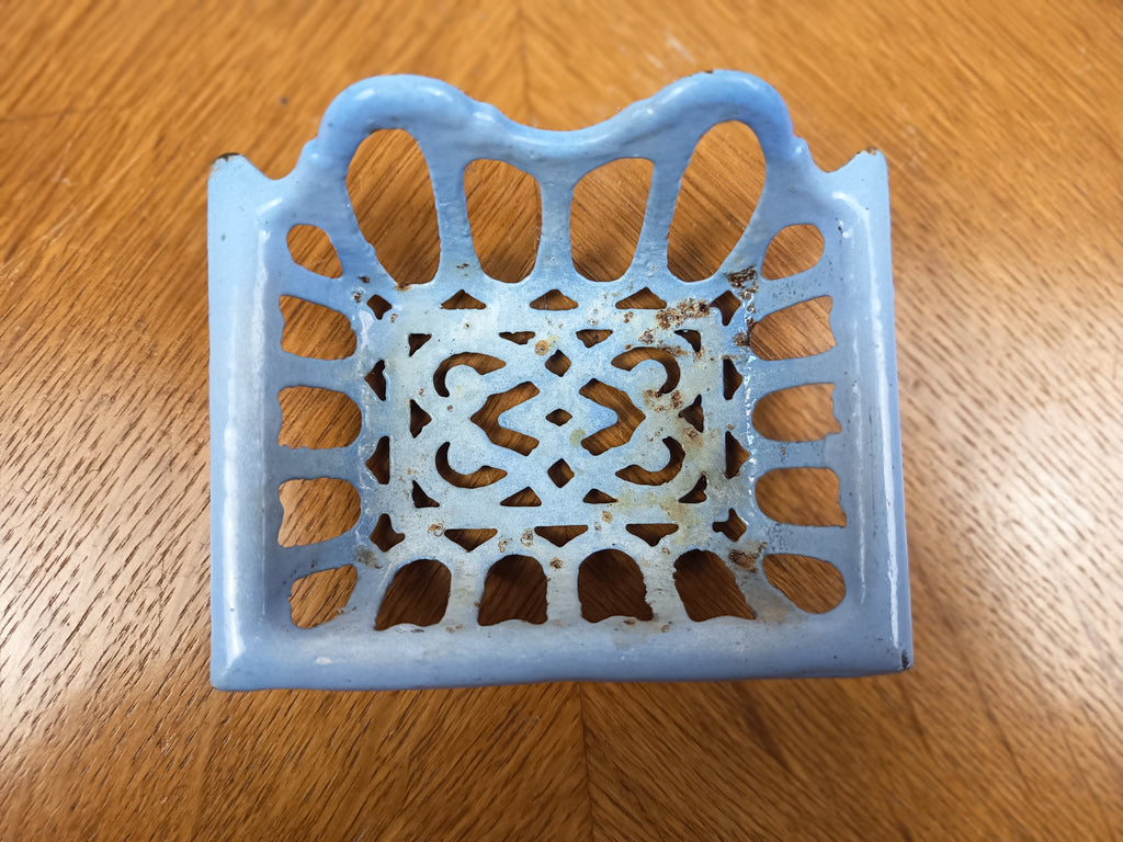 Porte-savonnette ancien en fonte émaillée bleue – 12 cm