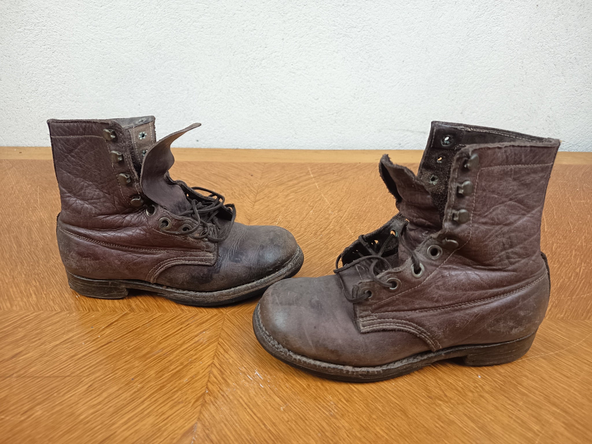 Paire de godillots anciens enfant en cuir avec semelle en bois – 21 cm