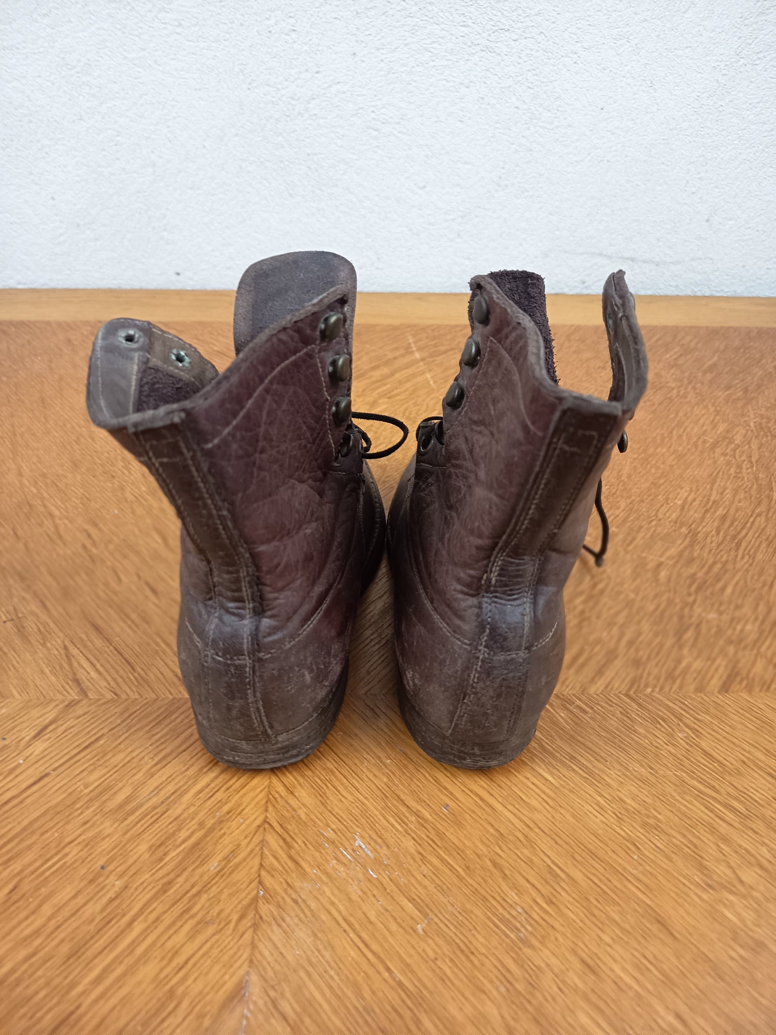 Paire de godillots anciens enfant en cuir avec semelle en bois – 21 cm