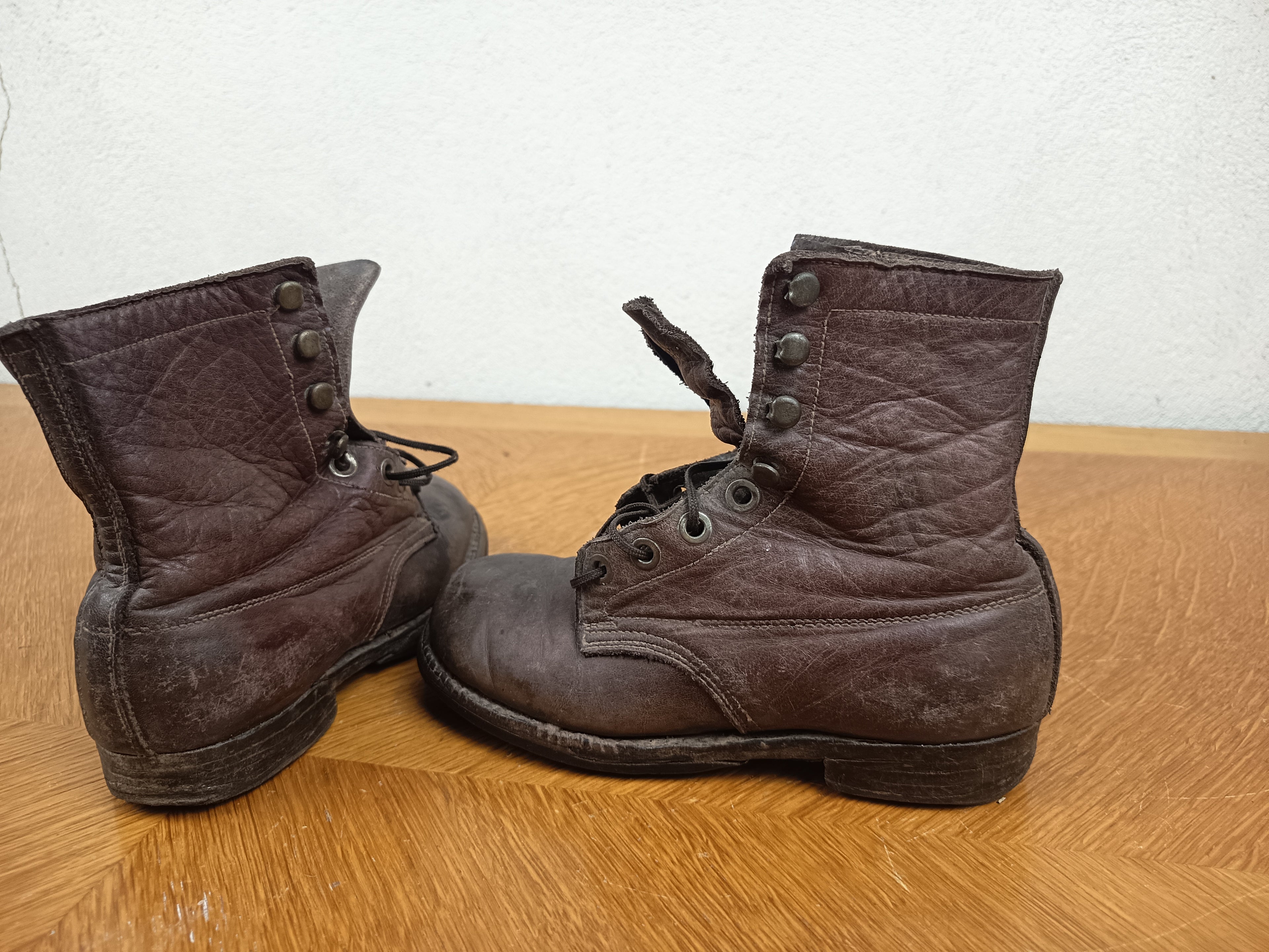 Paire de godillots anciens enfant en cuir avec semelle en bois – 21 cm