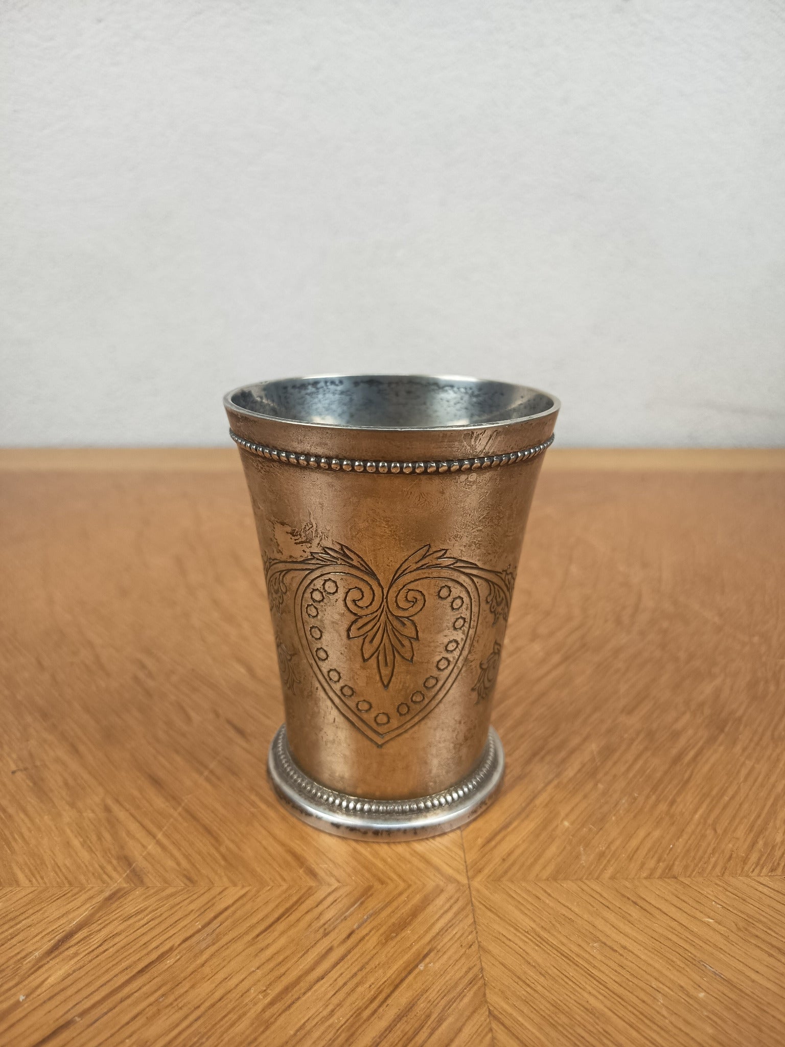 Timbale Ancienne en Métal Argenté avec Motif Cœur 