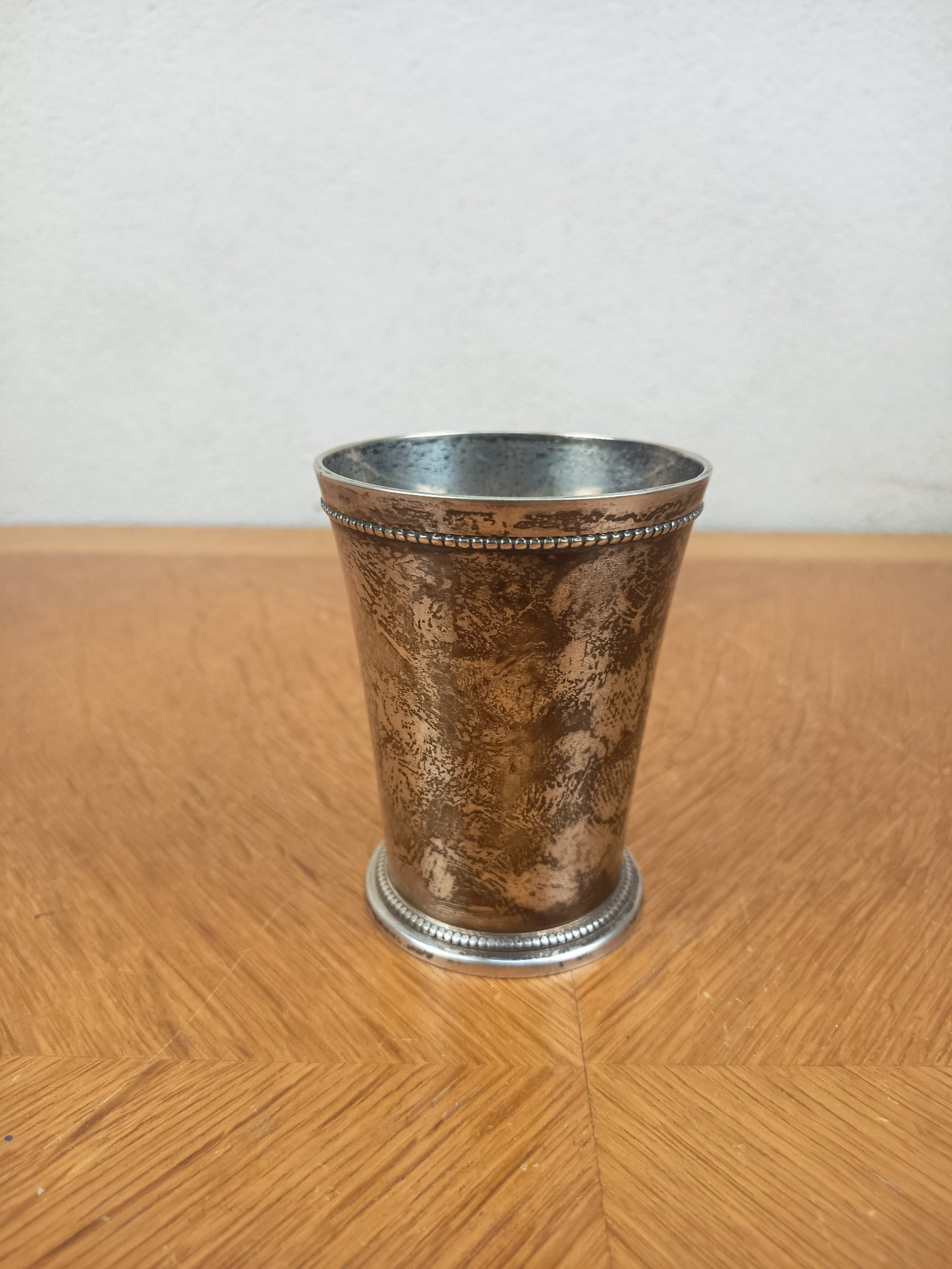 Timbale Ancienne en Métal Argenté avec Motif Cœur 