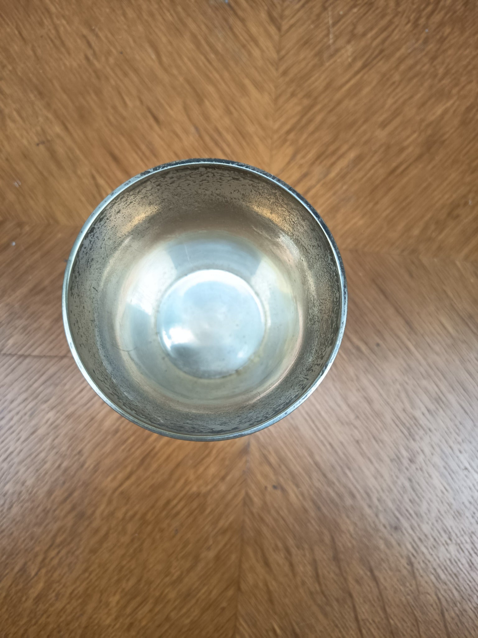Timbale Ancienne en Métal Argenté avec Motif Cœur 