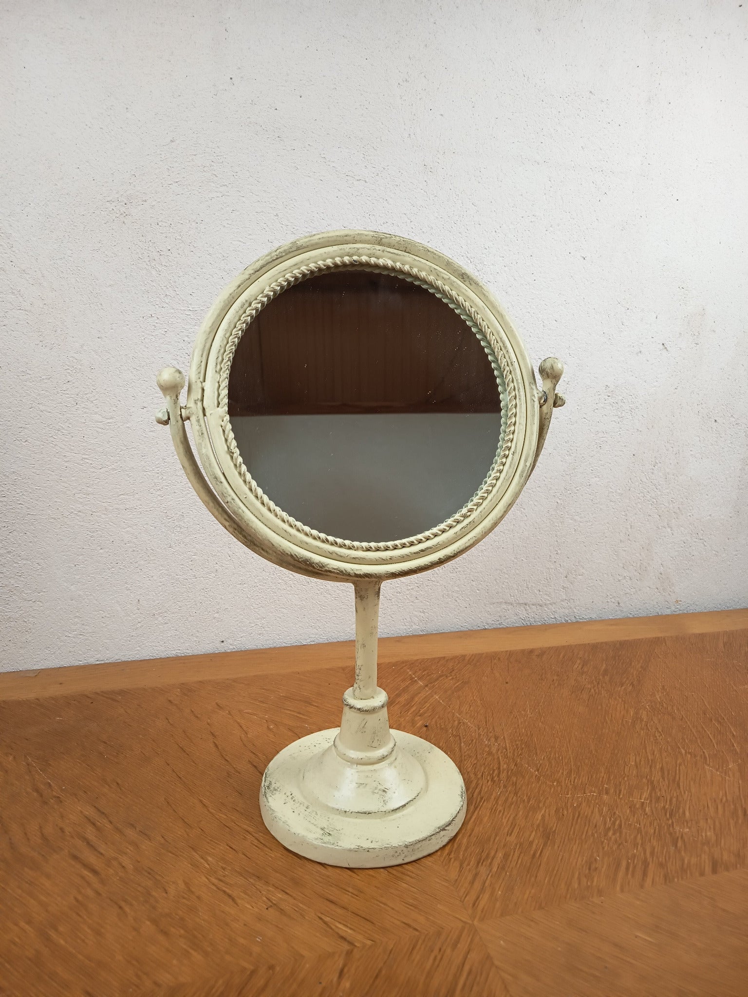 Miroir sur pied vintage en fonte et acier repeint en blanc cassé