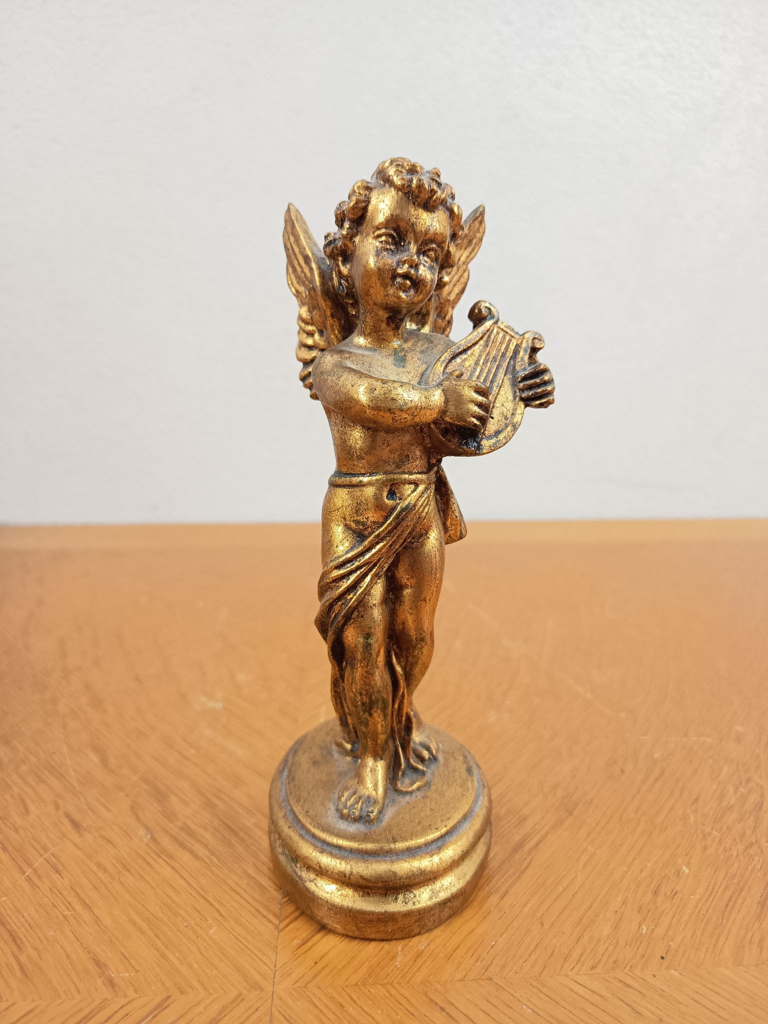 Angelot doré en résine – Statue décorative