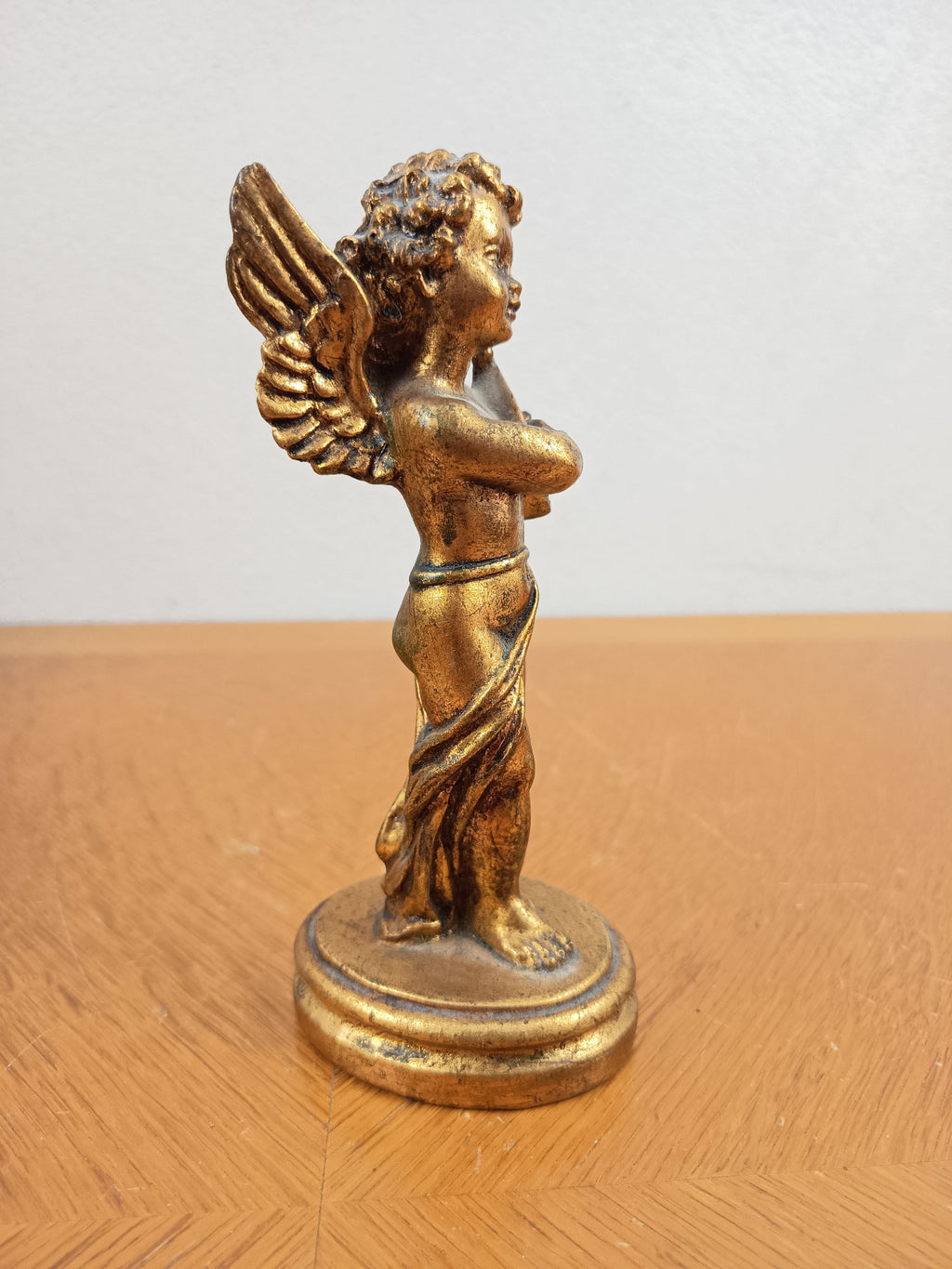 Angelot doré en résine – Statue décorative