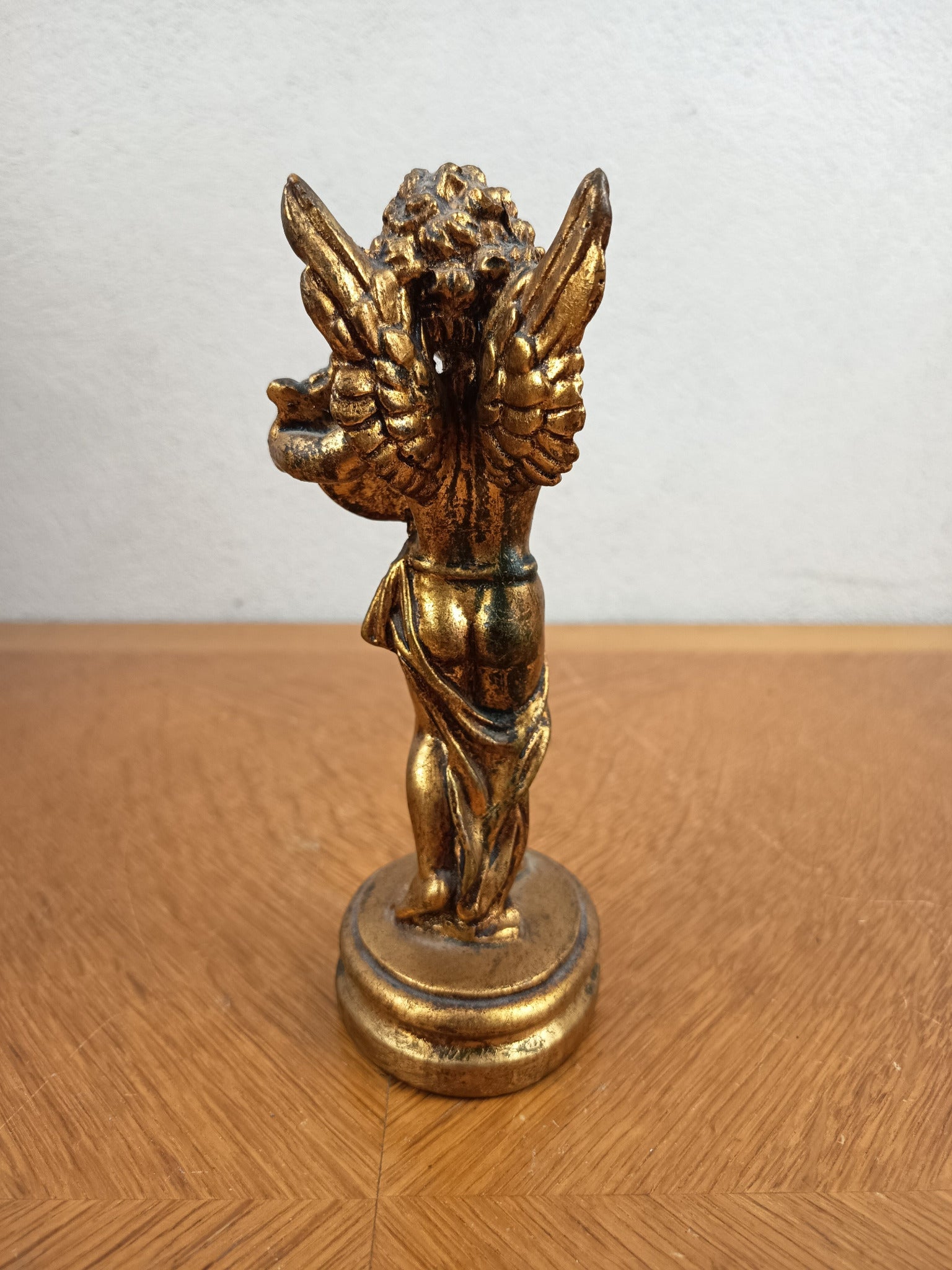Angelot doré en résine – Statue décorative