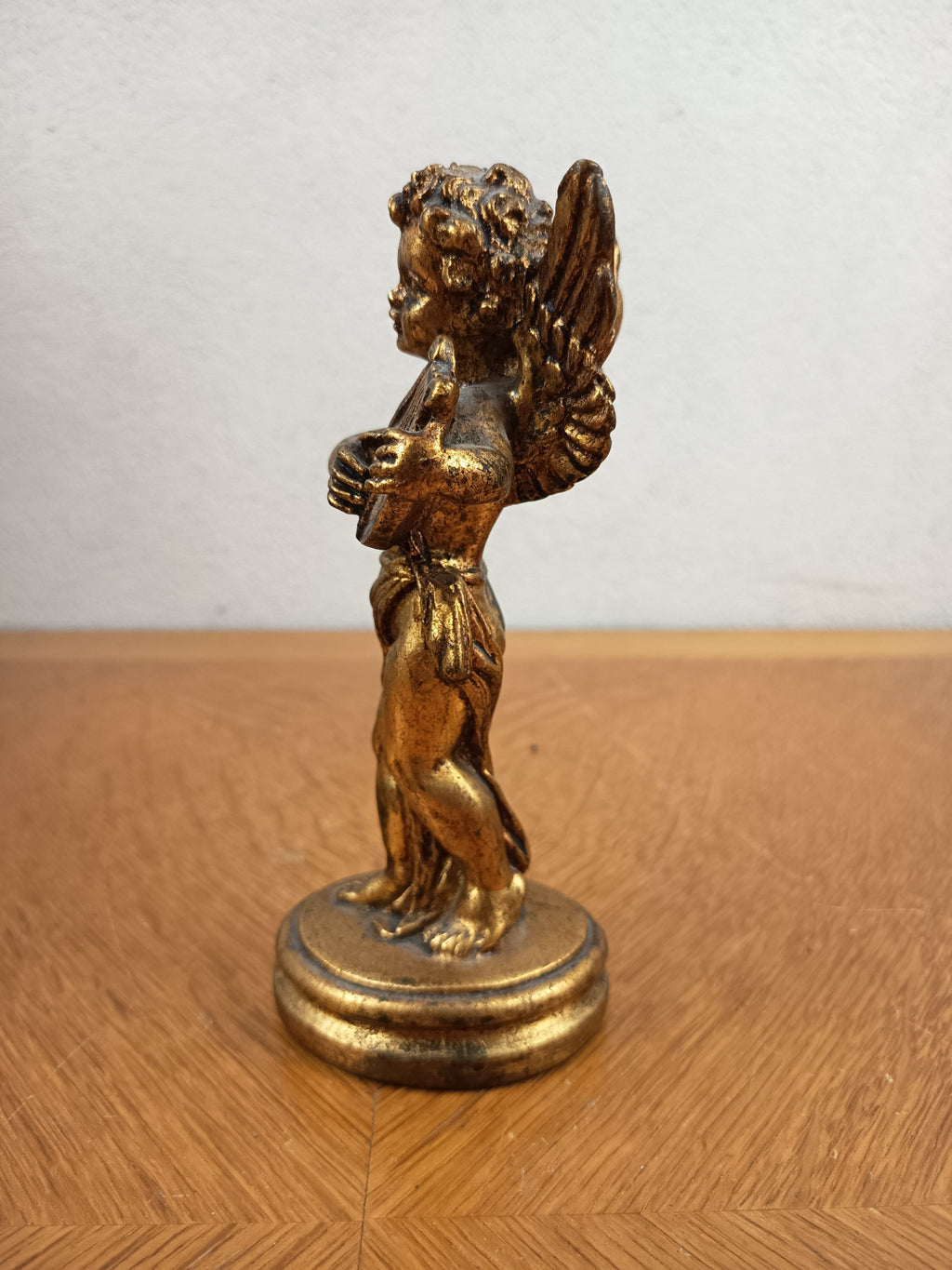 Angelot doré en résine – Statue décorative