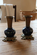 Paire de petits vases anciens signés – Laiton, bronze et décor floral