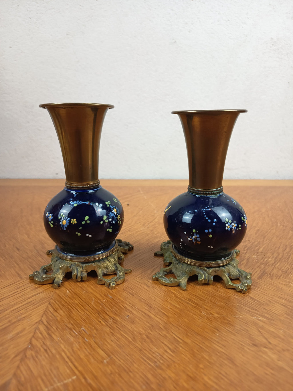 Paire de petits vases anciens signés – Laiton, bronze et décor floral bleu nuit