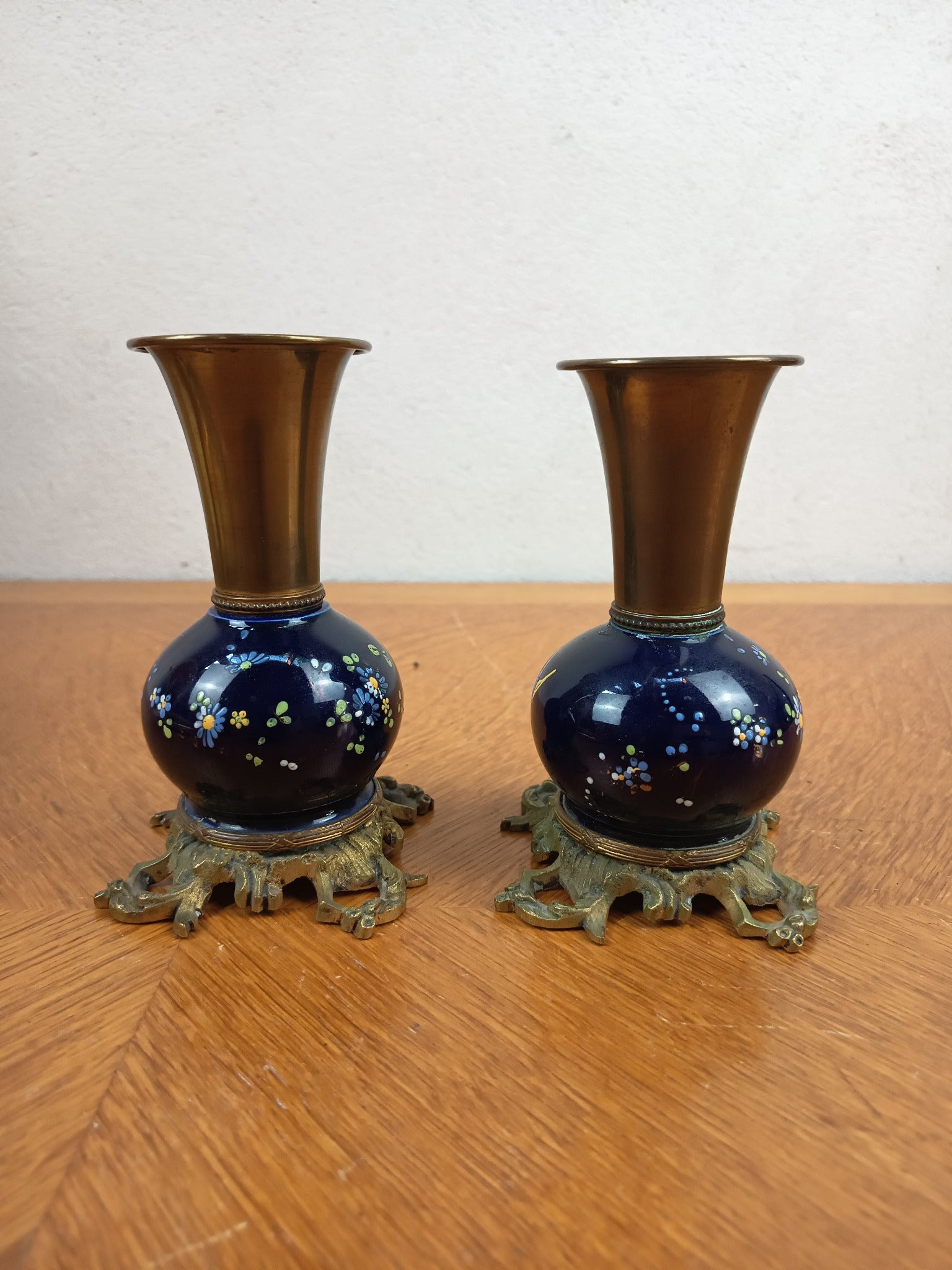 Paire de petits vases anciens signés – Laiton, bronze et décor floral bleu nuit
