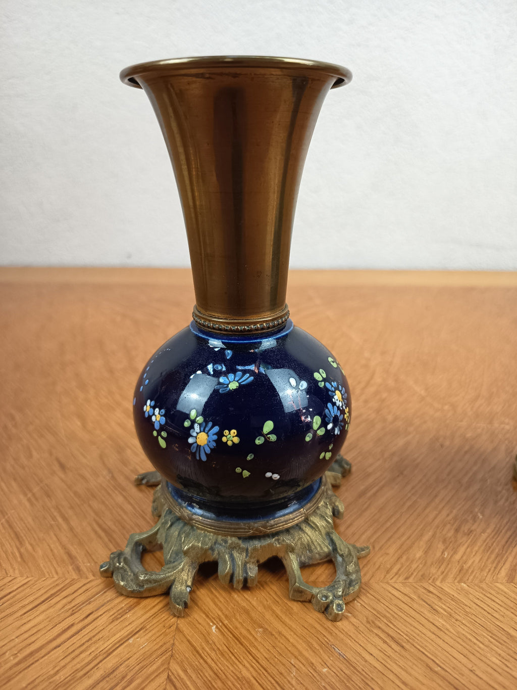 Paire de petits vases anciens signés – Laiton, bronze et décor floral bleu nuit