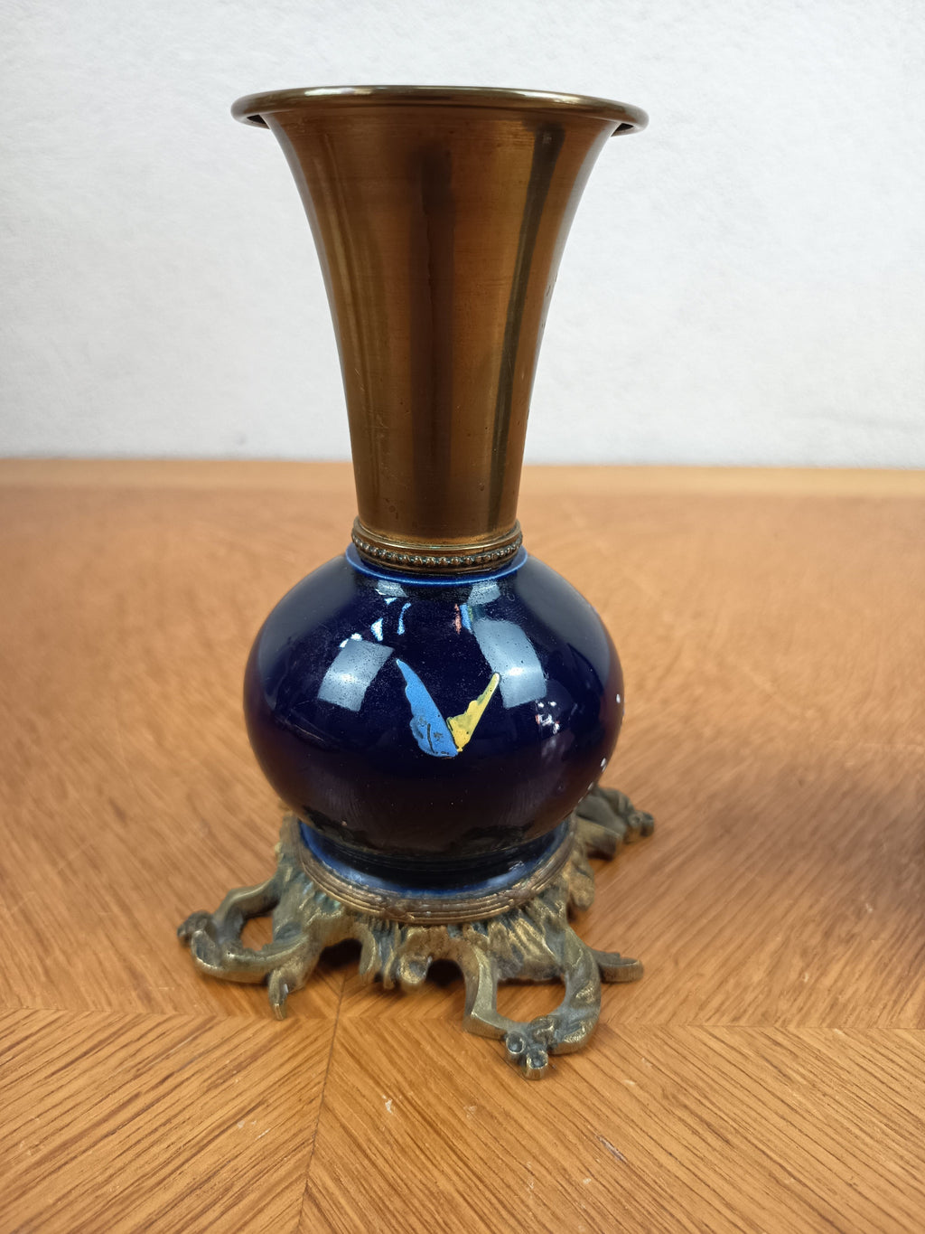 Paire de petits vases anciens signés – Laiton, bronze et décor floral bleu nuit