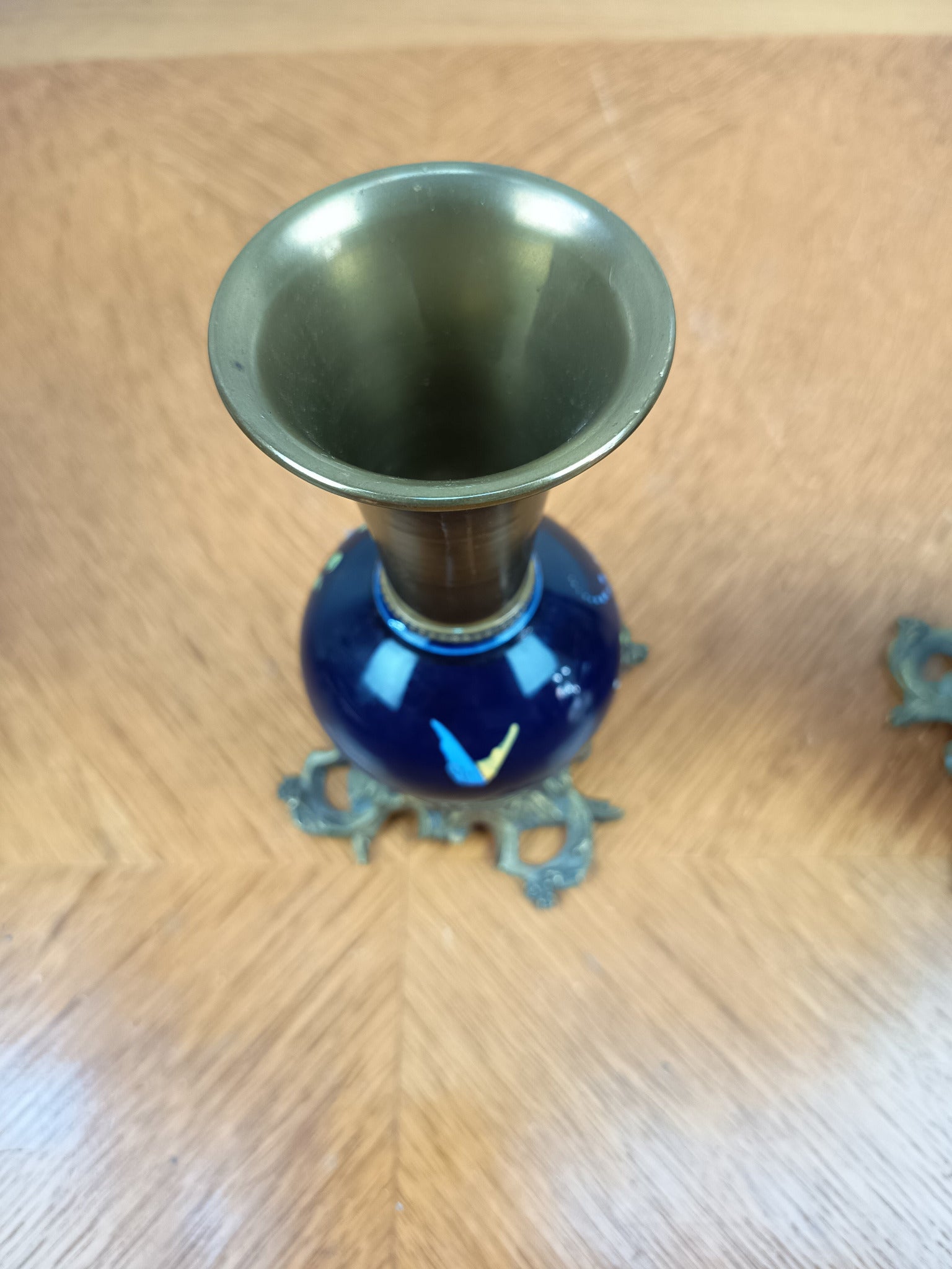 Paire de petits vases anciens signés – Laiton, bronze et décor floral bleu nuit